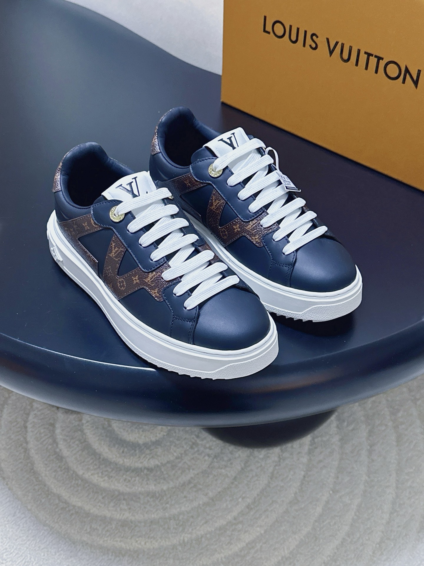 NO:723519,Produced by Dongguan Huo Factory ———————————— Louis Vuitton Louis Vuitton’s latest white shoes casual shoes series · Fabric: cowhide Lining: cowhide Thickness: 4cm Sole: TPU outsole Size: Female 35————————————————41 (40/41 customization is not returnable) Price:, casual shoes/sports shoes, louis vuitton, louis  vuitton,sneakers,cowhide19860909莞货大厂出品 —————————————— Louis Vuitton 路易威登 最新款 小白鞋 休闲鞋 系列  ·  面料 : 牛皮  内里 : 牛皮  厚 : 4cm  鞋底 : TPU大底  Size : 女35—— —— —— —— —— —— ——41（40/41定制不退换）  价格 :,休闲鞋/运动鞋,louis vuitton,louis vuitton,sneakers,cowhide,Women's Shoes