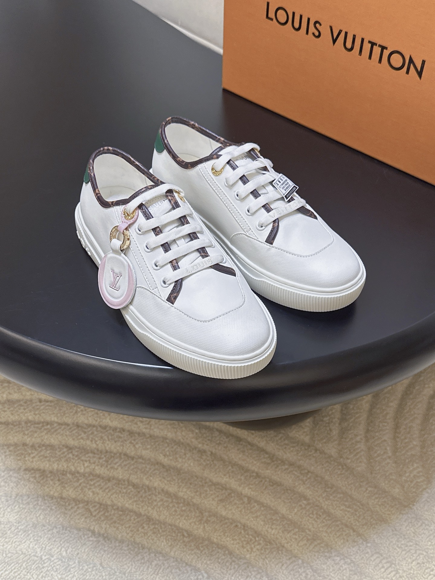 NO:725463,Produced by Guanhuo Factory ———————————— Louis Vuitton Louis Vuitton’s latest white shoes casual shoes series · Fabric: Denim/cowhide Lining: Cowhide Thickness: 4cm Sole: TPU outsole Size: Women’s 35-41 (40/41 customization is not returnable) Price:, casual shoes/sports shoes, louis vuitton, louis  vuitton,sneakers,cowhide19860909莞货大厂出品 —————————————— Louis Vuitton 路易威登 最新款 小白鞋 休闲鞋 系列  ·  面料 : 牛仔布面/牛皮  内里 : 牛皮  厚 : 4cm  鞋底 : TPU大底  Size : 女35-41（40/41定制不退换）  价格 :,休闲鞋/运动鞋,louis vuitton,louis vuitton,sneakers,cowhide,Women's Shoes