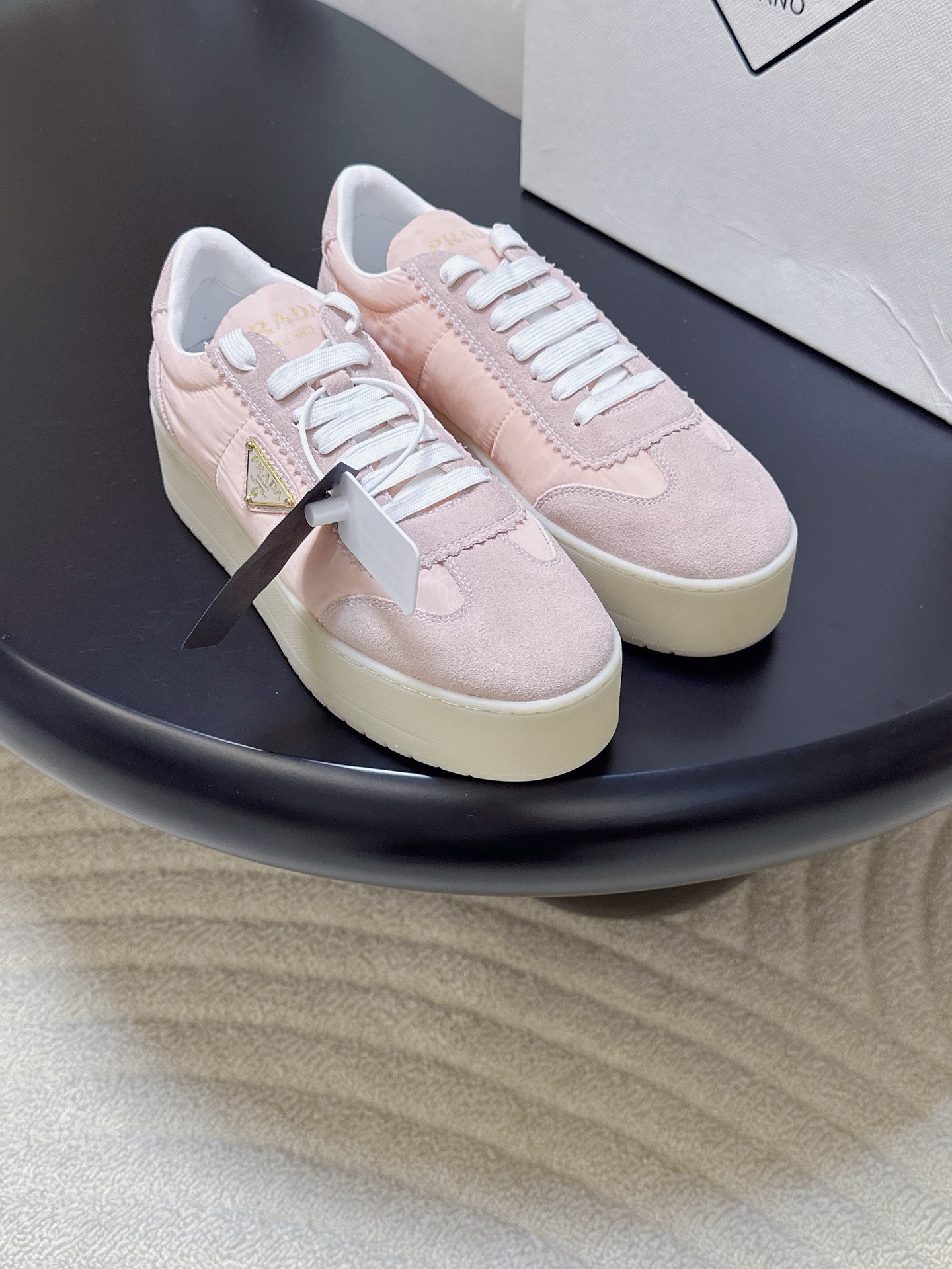 NO:725465,Produced by major manufacturers —————————— PRADA Latest thick-soled casual sports shoes · Fabric: Cow suede/ski cloth Lining: Sheepskin Thickness: 5cm Sole: Original TPU two-color infused outsole Size: Women 35-41 (40/41 customized non-returnable) Price: Casual shoes/sports shoes, prada, prada, sneakers, sheepskin19860909大厂出品 —————————————— PRADA 普拉达 最新款 厚底 休闲运动鞋  ·  面料 : 牛反绒/滑雪服布  内里 : 羊皮  厚 : 5cm  鞋底 : 原版TPU双色灌注大底  Size : 女35-41（40/41定制不退换）  价格 :,休闲鞋/运动鞋,prada,prada,sneakers,sheepskin,Women's Shoes