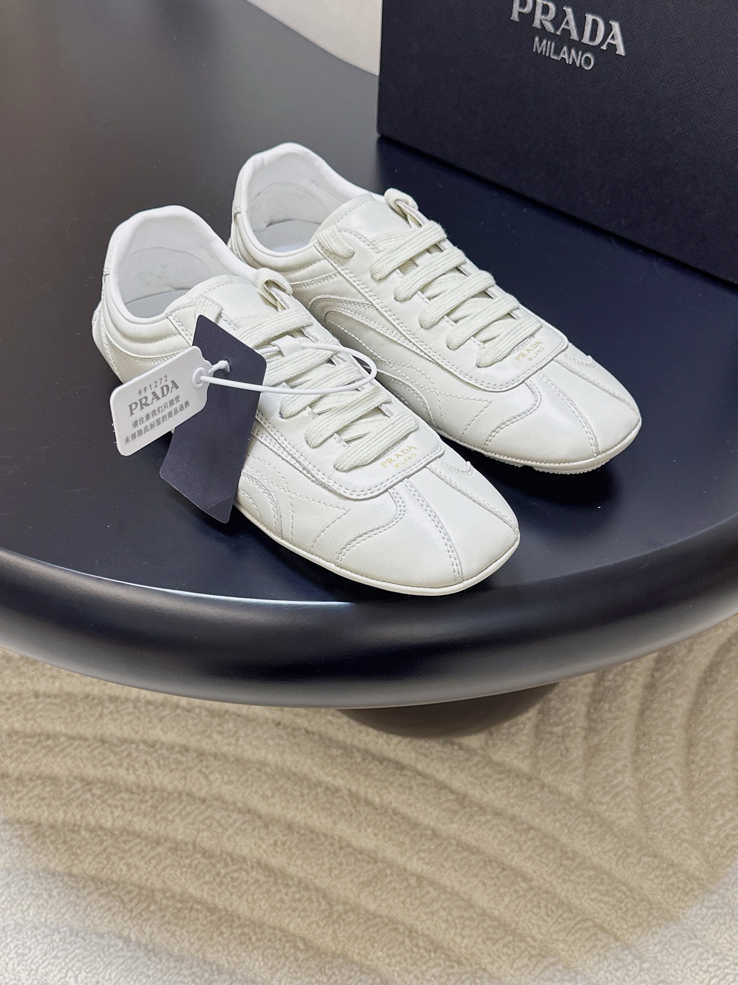 NO:725468,Produced by major manufacturers ———————————— PRADA Latest Dexun casual shoes · Fabric: Calfskin Lining: Sheepskin Thickness: 1cm Sole: Original molded non-slip outsole Size: Women 35-41 (40/41 customized non-refundable) Price:, casual shoes/sports shoes, prada, prada, sneakers, cowhide, sheepskin19860909大厂出品 —————————————— PRADA 普拉达 最新款 德训休闲鞋  ·  面料 : 小牛皮  内里 : 羊皮  厚 : 1cm  鞋底 : 原版开模防滑大底  Size : 女35-41（40/41定制不退换）  价格 :,休闲鞋/运动鞋,prada,prada,sneakers,cowhide,sheepskin,Women's Shoes