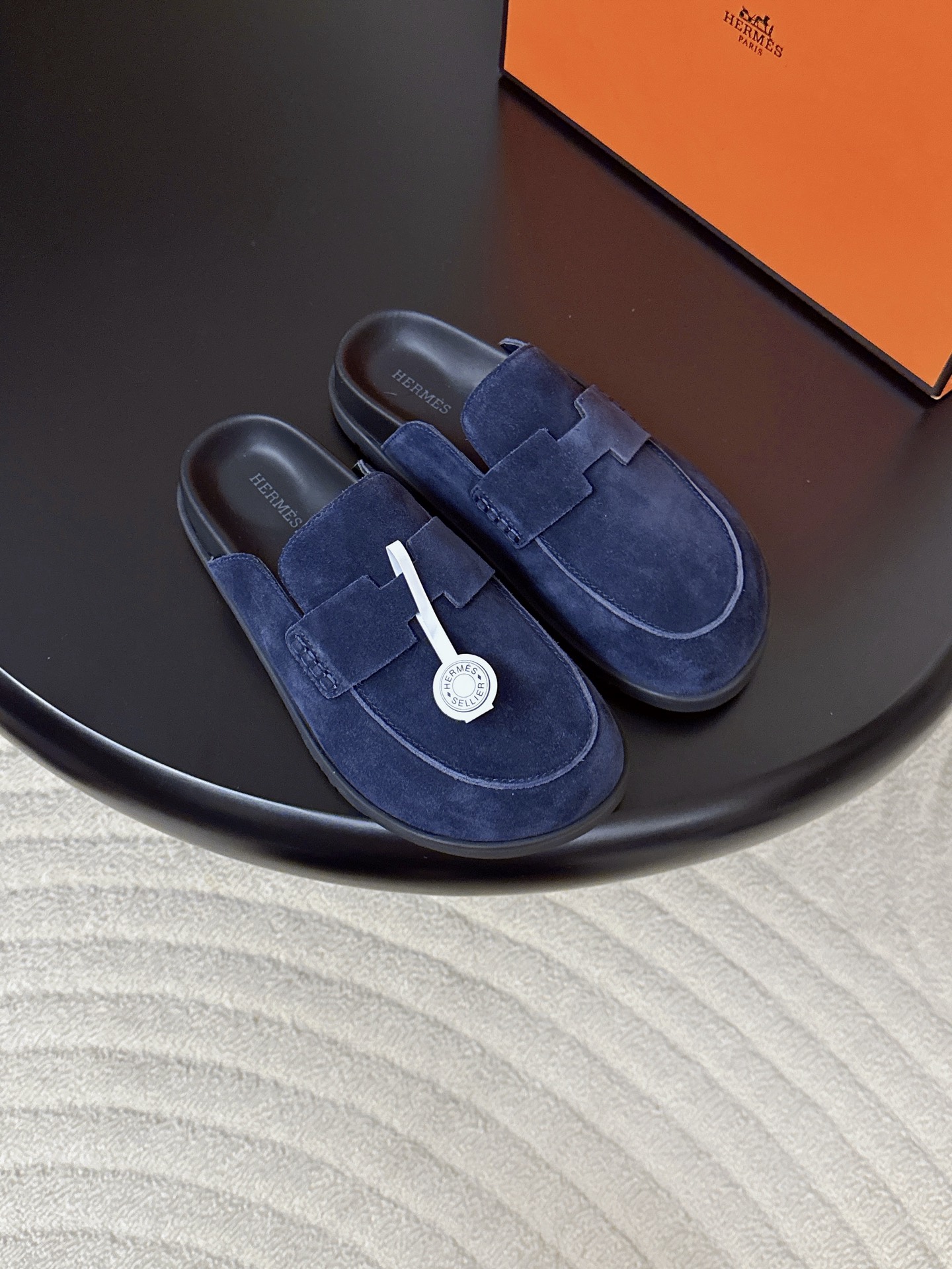 NO:785541,Produced by Dongguanhuo Factory —————————————— Hermes Classic Couple Model Birkenstock Slippers Grandma’s Shoes Teddy Muller H Slippers · Fabric: Cow suede Lining: Sheepskin Thickness: 2cm Sole: Original molded non-slip TPU material Size35-41 (41 customized, non-returnable and non-exchangeable) Size38-46 (46 customized, non-refundable and non-exchangeable)  Price: [Full set of aircraft box packaging], semi-trailer, hermes, slippers, sheepskin19860909莞货大厂出品 —————————————— Hermes 经典款 情侣款 勃肯拖鞋 老舅鞋 泰迪穆勒鞋H拖  ·  面料 : 牛反绒  内里 : 羊皮  厚 : 2cm  鞋底 : 原版开模防滑TPU材质  Size35-41（41定制不退不换)  Size38-46（46定制不退不换) 价格:【全套飞机盒包装】,半拖,hermes,slippers,sheepskin,Women's Shoes