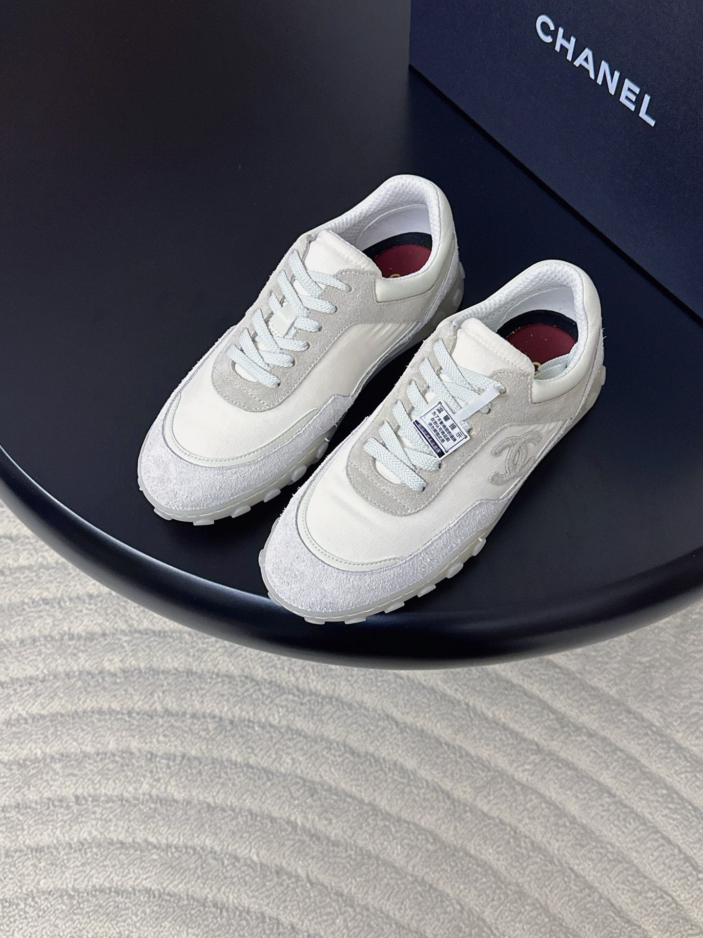 NO:785536,Produced by a major factory —————————————— CHANEL 26k latest sports shoes Forrest Gump shoes Moral shoes · Fabric: Rough denim suede/twill Lining: Breathable mesh Thickness: 2.5cm Sole: Original molded outsole Size35-41 (40/41 customized non-returnable) Price: [Full set of airplane box packaging], casual shoes/sports shoes, chanel, sneakers19860909大厂出品 —————————————— CHANEL 26k最新款 运动鞋 阿甘鞋 德训鞋  ·  面料 : 粗牛反绒/斜纹布  内里 : 透气网里  厚 : 2.5cm  鞋底 : 原版开模大底  Size35-41（40/41定制不退换） 价格:【全套飞机盒包装】,休闲鞋/运动鞋,chanel,sneakers,Women's Shoes