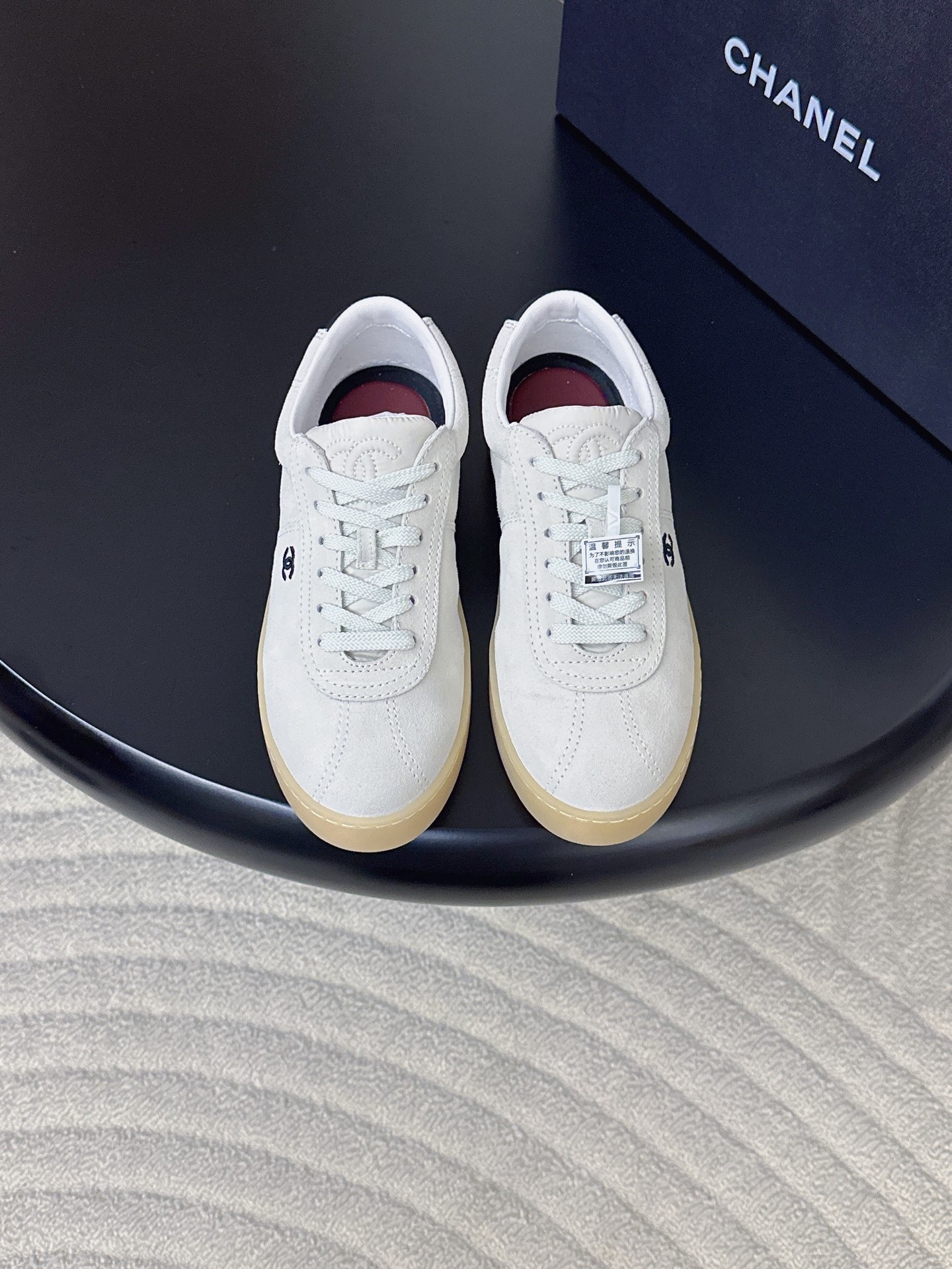 NO:785521,Produced by Guanhuo Dachang —————————————— CHANEL 26k latest retro Dexun sneakers · Fabric: Cow suede Lining: Sheepskin Thickness: 2.5cm Sole: Original version open mold outsole Size35-41 (40/41 customized non-returnable) Price: [Full set of airplane box packaging], casual shoes/sports shoes, chanel, sneakers, sheepskin19860909莞货大厂出品 —————————————— CHANEL 26k最新款 复古 德训板鞋  ·  面料 : 牛反绒  内里 : 羊皮  厚 : 2.5cm  鞋底 : 原版本开模大底  Size35-41（40/41定制不退换） 价格:【全套飞机盒包装】,休闲鞋/运动鞋,chanel,sneakers,sheepskin,Women's Shoes