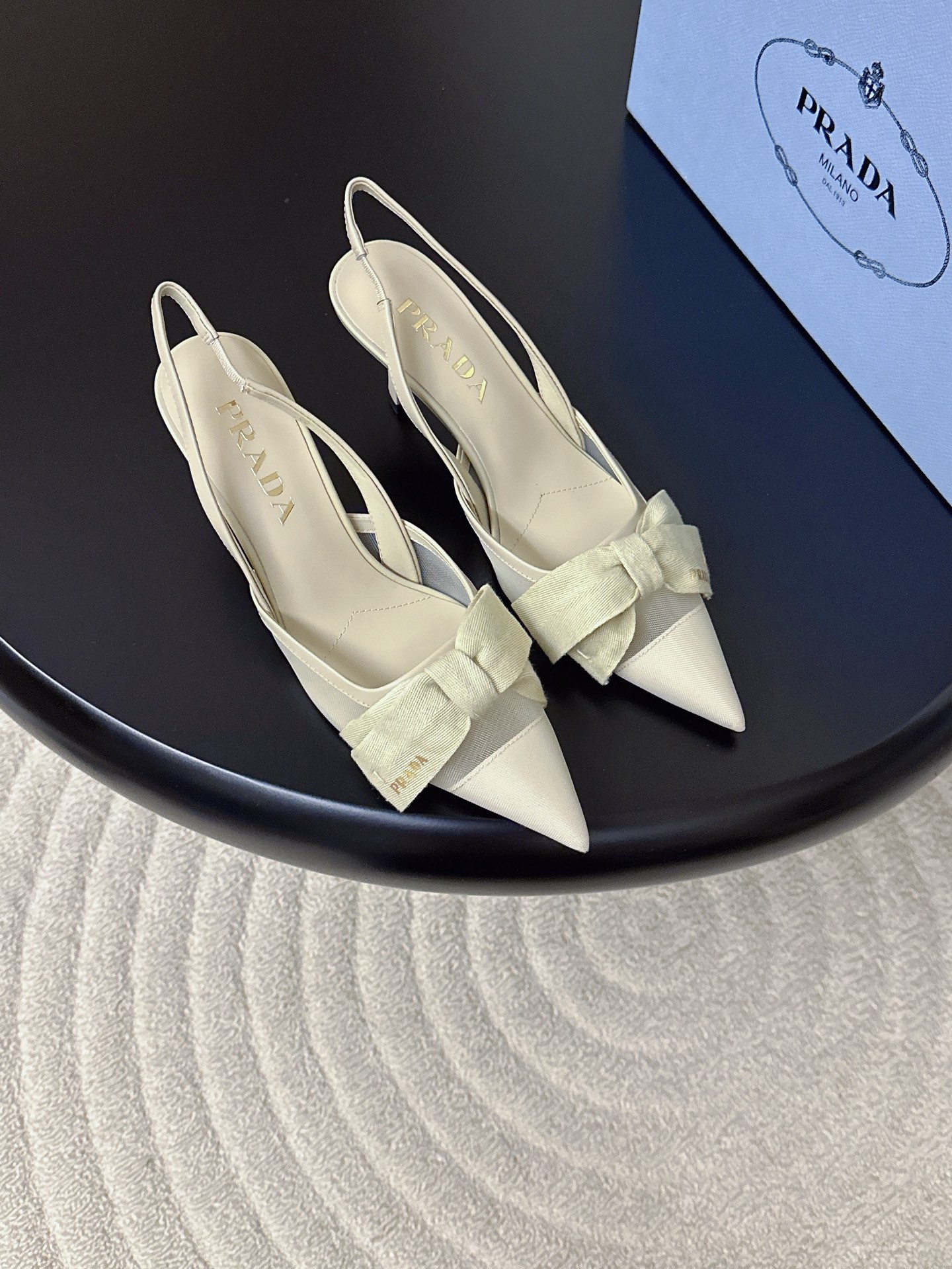 NO:785516,Produced by Guanhuo Dachang ———————————— PRADA Latest 26k pointed mesh heel sandals · Fabric: Mesh Lining: Open edge beads Thickness: 7.5 Sole: Genuine leather outsole Size: 34-41 (40/41 customization is non-refundable) Price:, high-heeled sandals, prada, prada, sandals, high heels, Leather soles19860909莞货大厂出品 —————————————— PRADA 普拉达 最新款 26k尖头网纱跟凉鞋  ·  面料 : 配网  内里 : 开边珠  厚 : 7.5  鞋底 : 真皮大底  Size : 34-41（40/41定制不退换）  价格 :,高跟鞋凉鞋,prada,prada,sandals,high heels,Leather soles,Women's Shoes