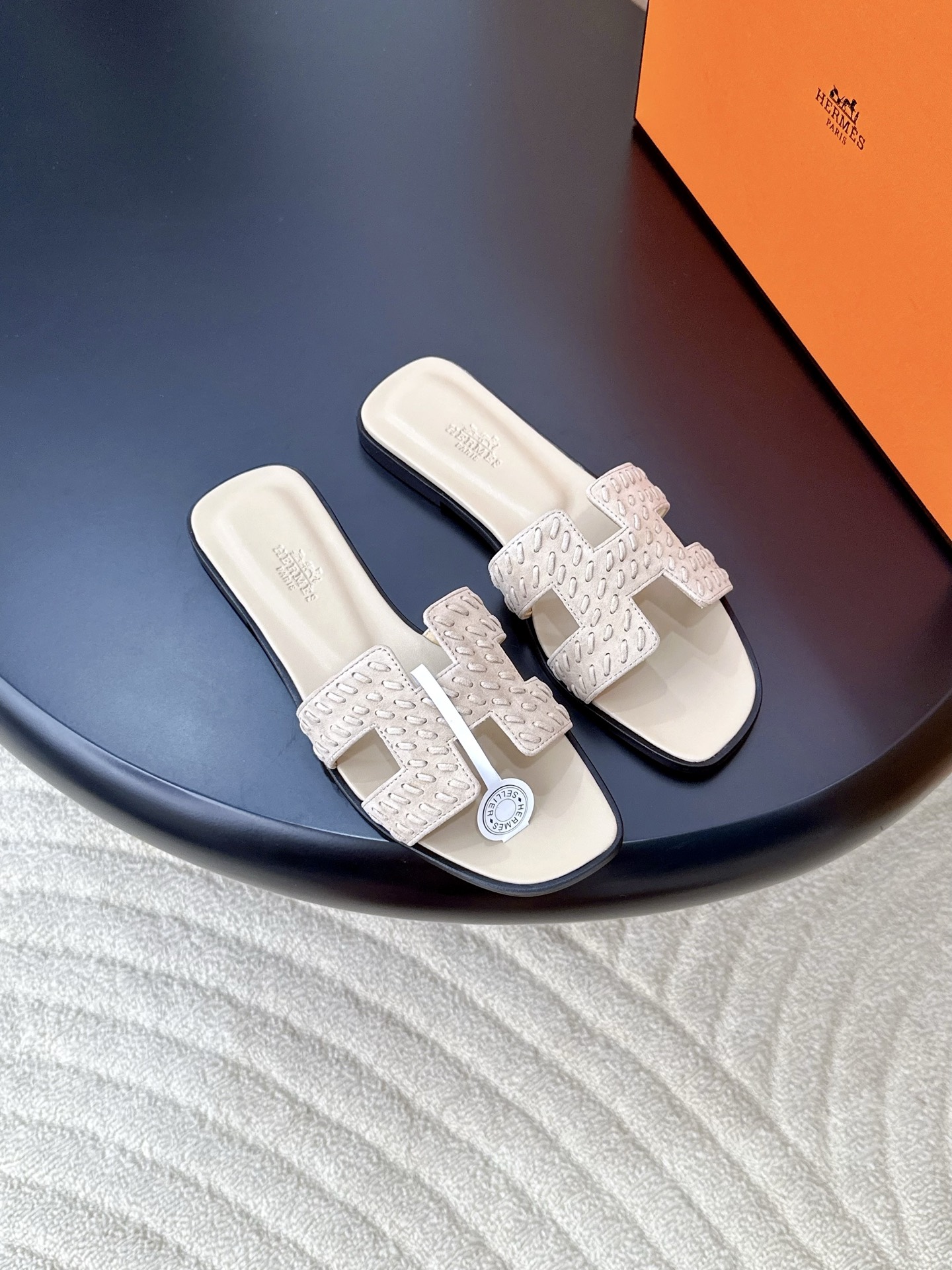 NO:873528,Produced by Dongguanhuo Factory —————————————— Hermes classic Oran sandals woven suede series · Fabric: Suede Lining: Sheepskin Thickness: Flat/4cm Sole: Leather outsole Size35-41 (34/40/41/42 customization is not returnable)  Price: [Full set of airplane box packaging], slippers, hermes, sandals, slippers, sheepskin, chamois leather, Leather soles19860909莞货大厂出品 —————————————— Hermes 经典款 Oran凉鞋编织麂皮系列  ·  面料 : 麂皮  内里 : 羊皮  厚 : 平底/4cm  鞋底 : 真皮大底  Size35-41（34/40/41/42定制不退换） 价格:【全套飞机盒包装】,拖鞋,hermes,sandals,slippers,sheepskin,chamois leather,Leather soles,Women's Shoes