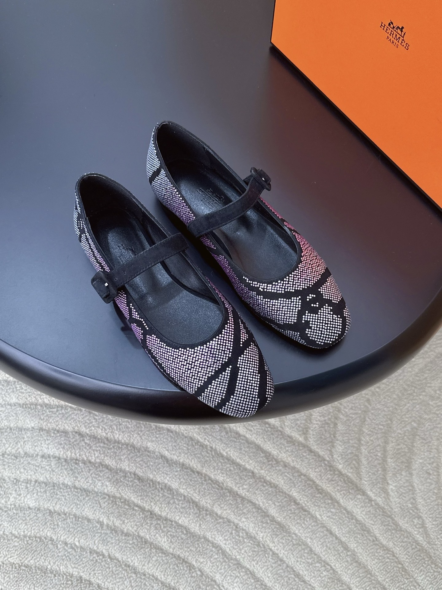 NO:873520,Produced by Guanhuo Dachang —————————————— Hermes classic Light series diamond-faced ballet shoes · Fabric: suede inlaid with hot rhinestones Lining: sheepskin Thickness: flat sole Sole: Italian A-grade genuine leather outsole Size35-41 (34/40/41/42 customized non-returnable) Price: [Full set of airplane box packaging], ballet shoes, hermes, sheepskin, chamois  leather,leather soles19860909莞货大厂出品 —————————————— Hermes 经典款 Light系列钻面芭蕾舞鞋  ·  面料 : 麂皮镶烫水钻  内里 : 羊皮  厚 : 平底  鞋底 : 意大利A级真皮大底  Size35-41（34/40/41/42定制不退换） 价格:【全套飞机盒包装】,芭蕾舞鞋,hermes,sheepskin,chamois leather,Leather soles,Women's Shoes
