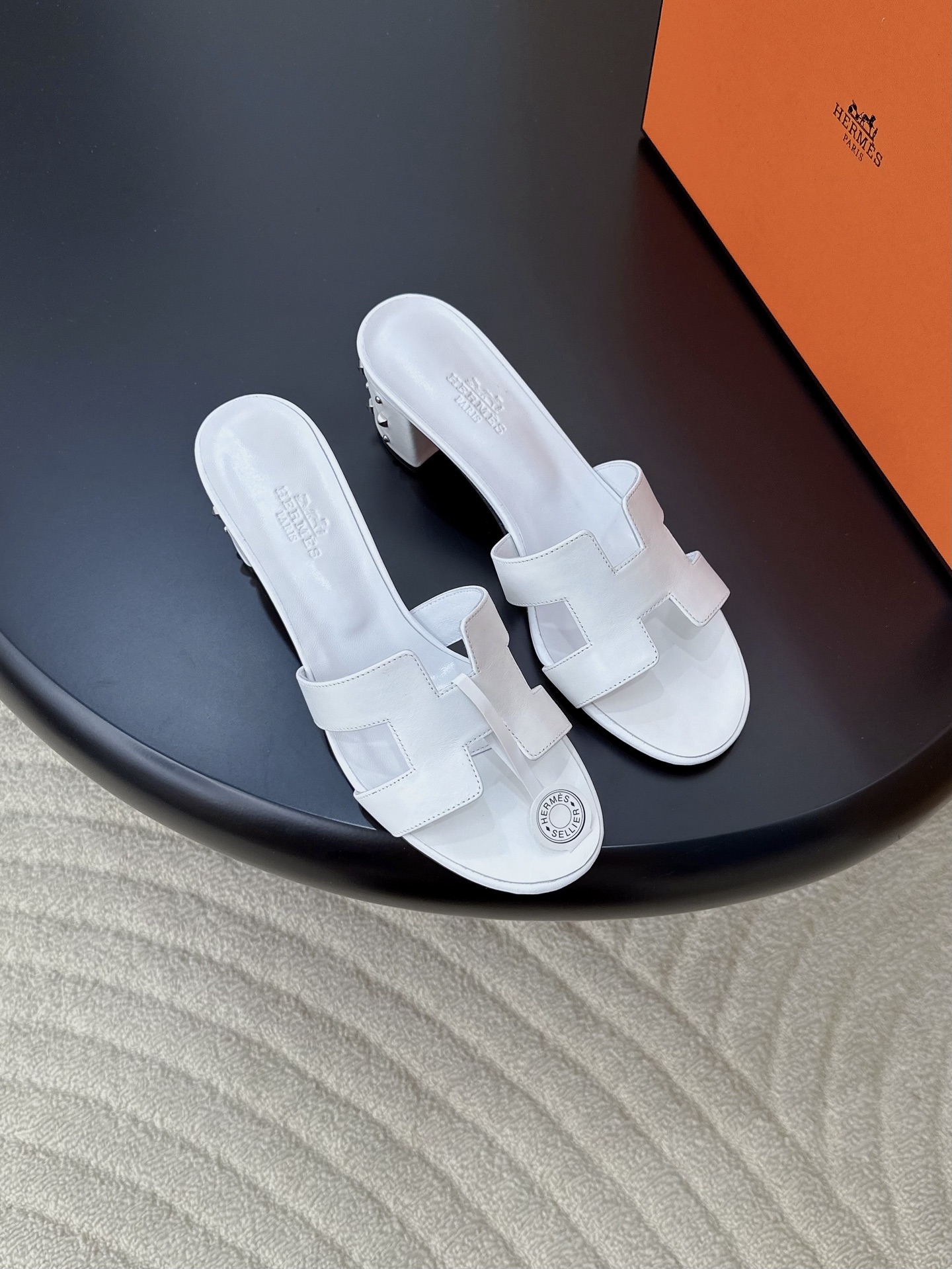 NO:873506,Produced by Dongguan Huo Factory ———————————— Hermes classic Orandin heel H slippers · Fabric: Calfskin Lining: Sheepskin Thickness: Flat/5cm Sole: Italian A-grade genuine leather outsole Size35-41 (34/40/41/42 customization is not returnable)  Price: [Full set of airplane box packaging], slippers, hermes, slippers, cowhide, sheepskin, Leather soles19860909莞货大厂出品 —————————————— Hermes 经典款 Oran丁跟H拖  ·  面料 : 小牛皮  内里 : 羊皮  厚 : 平底/5cm  鞋底 : 意大利A级真皮大底  Size35-41（34/40/41/42定制不退换） 价格:【全套飞机盒包装】,拖鞋,hermes,slippers,cowhide,sheepskin,Leather soles,Women's Shoes