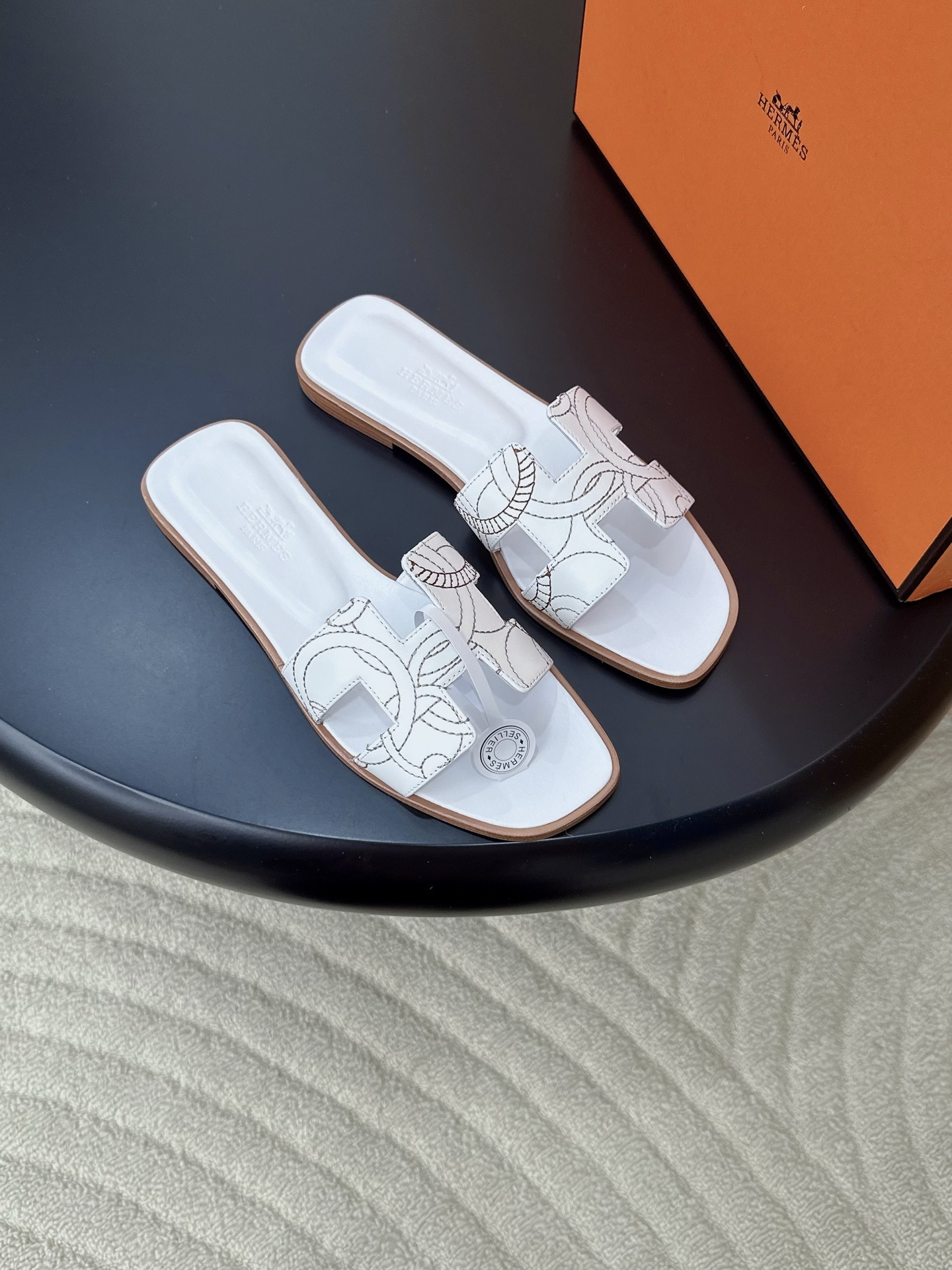 NO:873512,Produced by Guanhuo Dachang ———————————— Hermes classic Oran/Oasis electric embroidery H slip-on sandals · Fabric: Calfskin Lining: Sheepskin Thickness: Flat/5cm Sole: Italian Grade A genuine leather outsole Size35-41 (34/40/41/42 customization is not returnable)  Price: [Full set of airplane box packaging], slippers, hermes, sandals, slippers, cowhide, sheepskin, Leather soles19860909莞货大厂出品 —————————————— Hermes 经典款 Oran/Oasis电绣H拖凉鞋  ·  面料 : 小牛皮  内里 : 羊皮  厚 : 平底/5cm  鞋底 : 意大利A级真皮大底  Size35-41（34/40/41/42定制不退换） 价格:【全套飞机盒包装】,拖鞋,hermes,sandals,slippers,cowhide,sheepskin,Leather soles,Women's Shoes