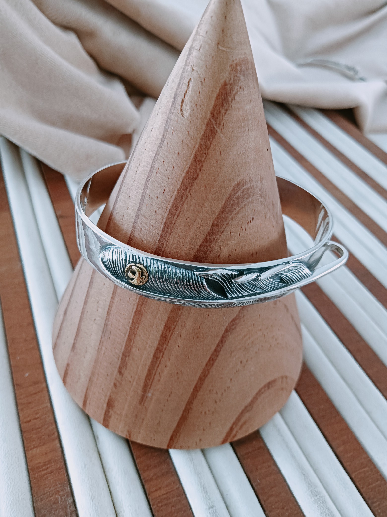 NO:101945,Takahashi, Leaf Bird Bracelet, Opening Weight About 30 grams, Takahashi Bracelet, Bracelet19860909高桥,叶子飞鸟手镯,开口重30克左右,高桥手镯,bracelet,Jewelry