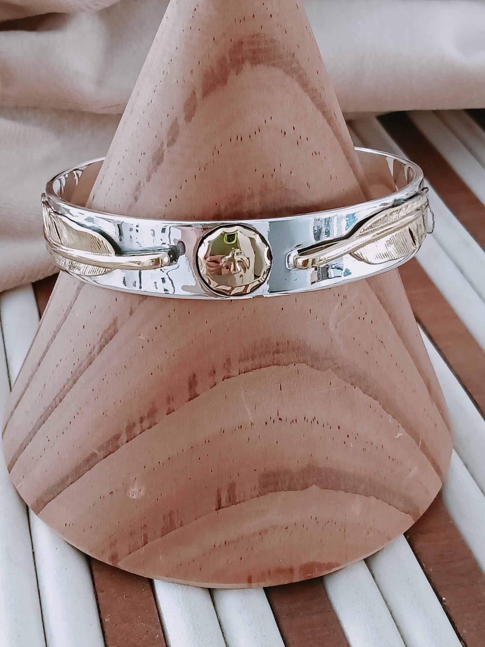 NO:101949,Takahashi bracelet, double-sided golden leaf flying bird bracelet, glossy bracelet, weighing 28.7 grams, Takahashi bracelet, bracelet19860909高桥手镯,双边金色叶子飞鸟手镯,光面镯子,重28.7克,高桥手镯,bracelet,Jewelry