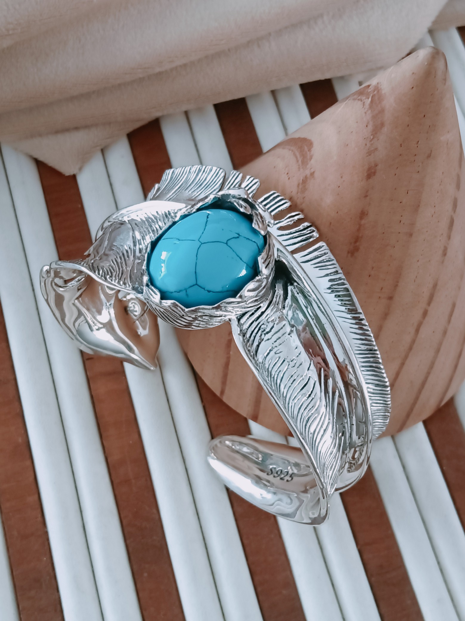 NO:101938,Takahashi, holding blue turquoise turquoise texture bracelet, widest at 35mm. Weighing about 70 grams, Takahashi bracelet, bracelet19860909高桥,手抱蓝松石松石纹理手镯,最宽处35mm.重约70克左右,高桥手镯,bracelet,Jewelry