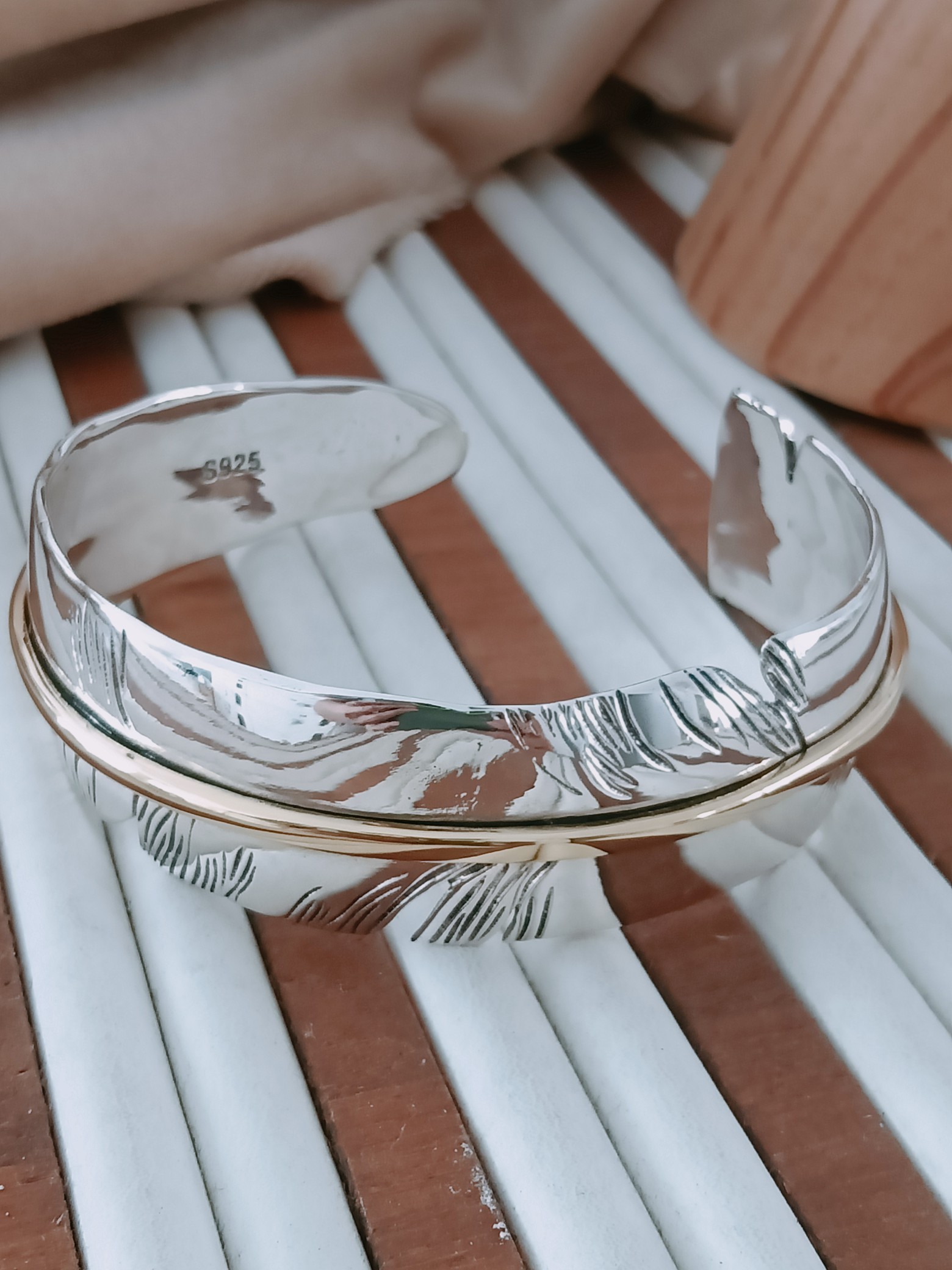 NO:101942,Takahashi, gold-lined bracelet, width 29mm, weight about 39.5 grams, Takahashi bracelet, bracelet19860909高桥,金线边手镯,宽29mm 重39.5克左右,高桥手镯,bracelet,Jewelry