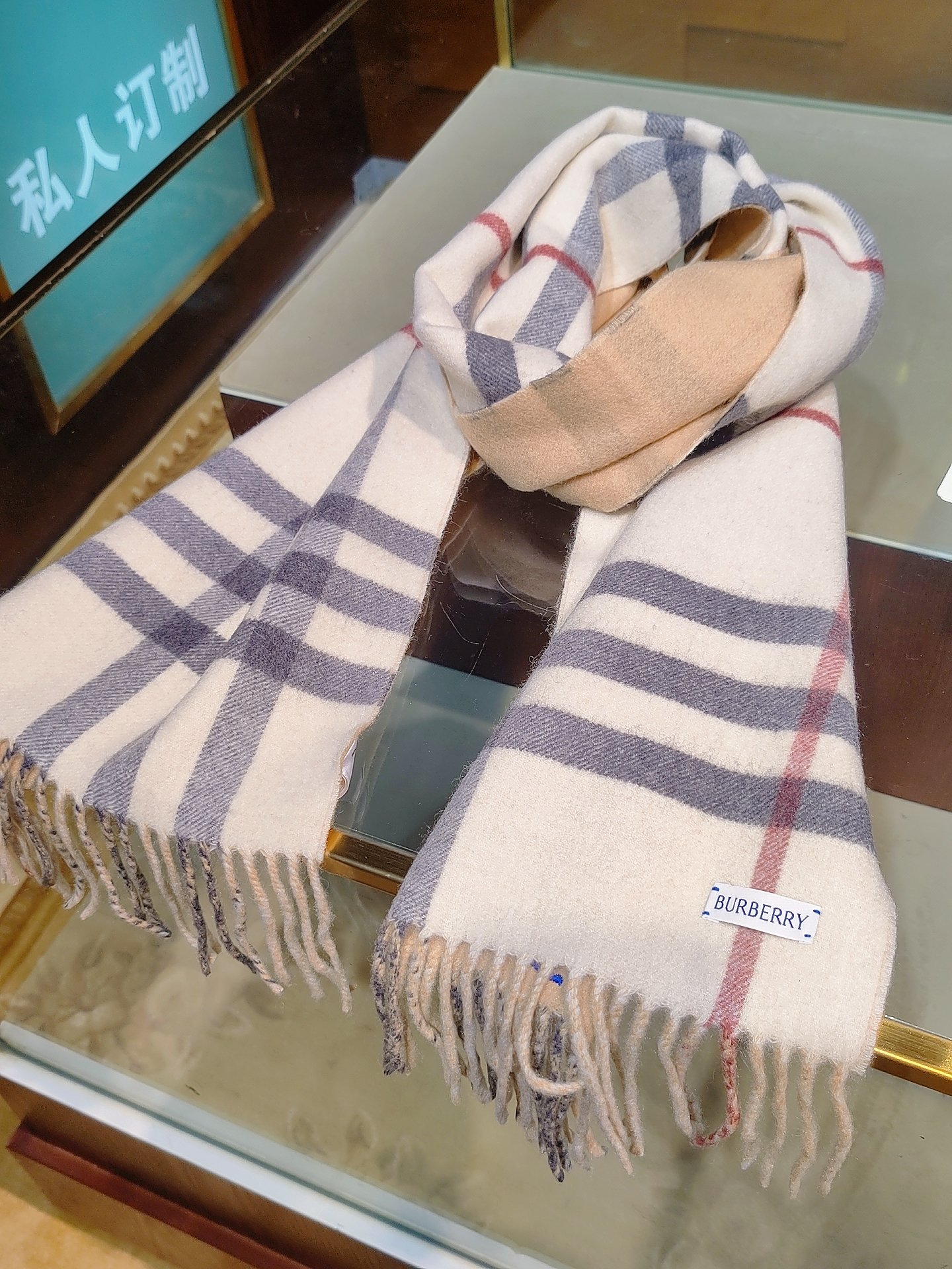 ，Burberry围巾选用双面羊绒面料打造，产自始建于1797年的苏格兰工坊，双面两用款式，一面装饰Bu