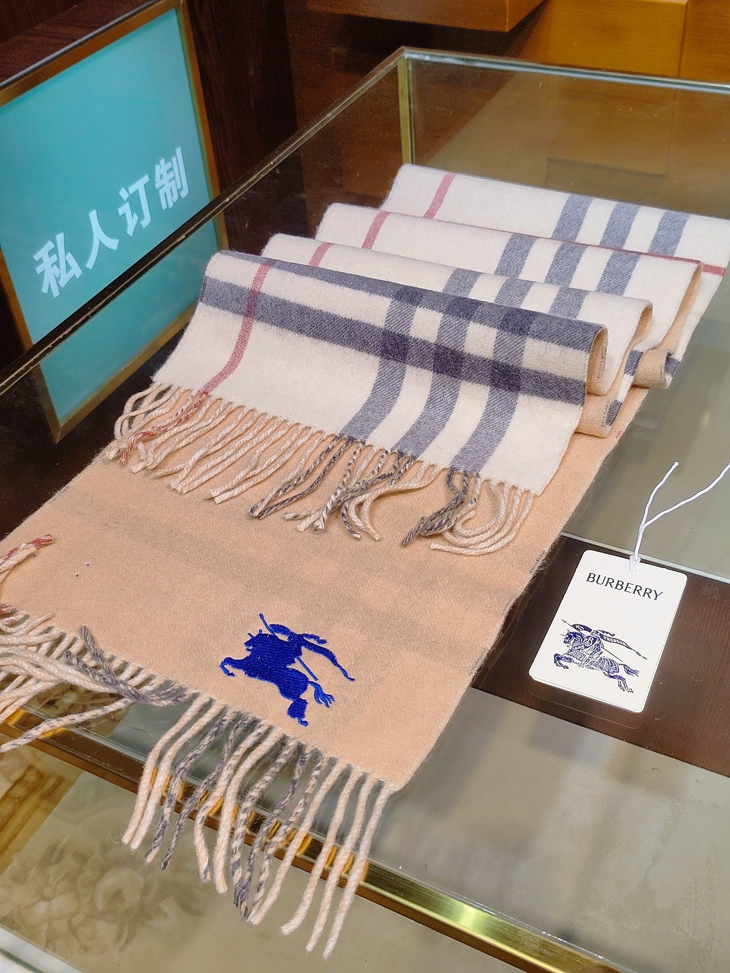 ，Burberry围巾选用双面羊绒面料打造，产自始建于1797年的苏格兰工坊，双面两用款式，一面装饰Bu