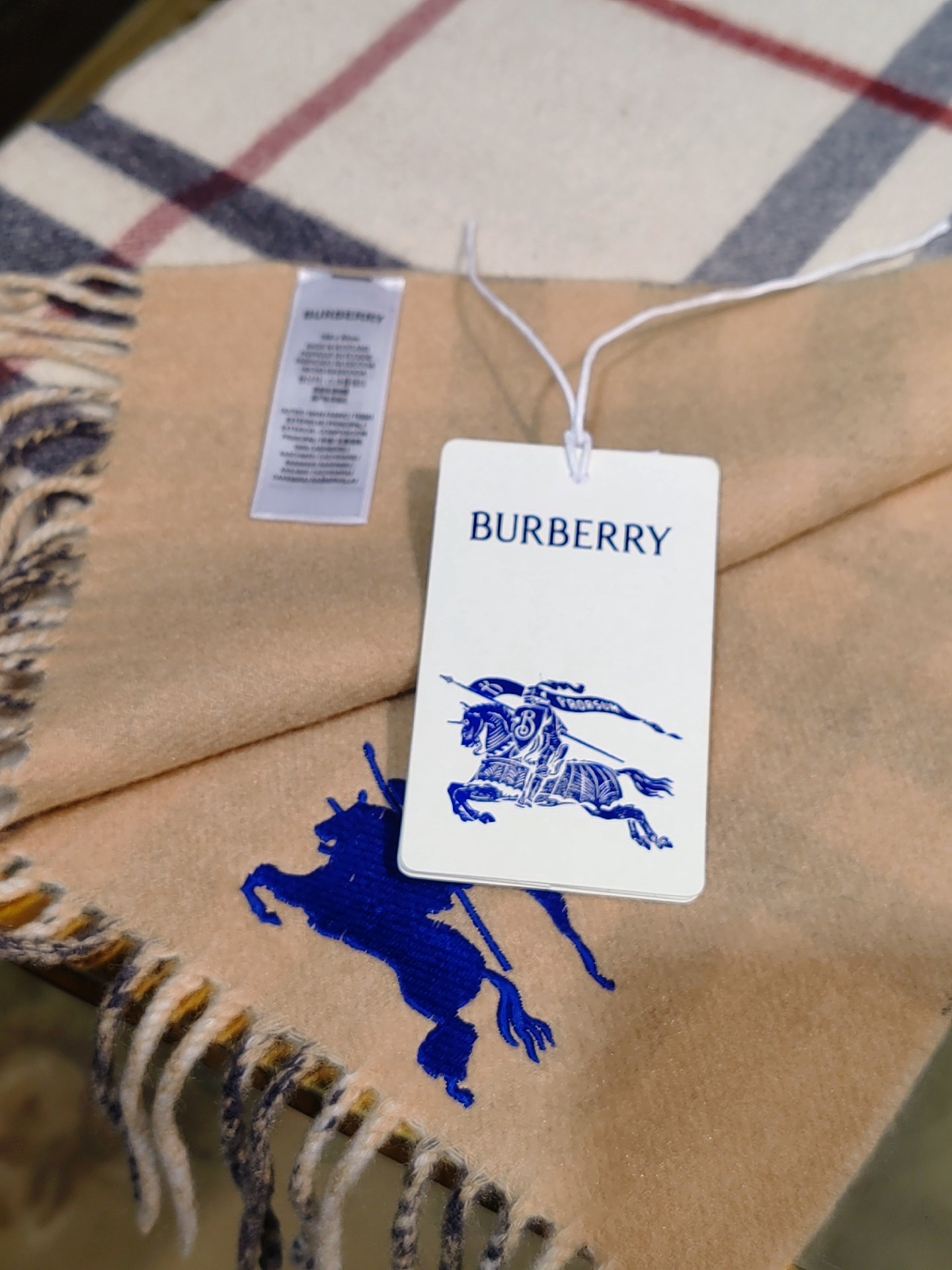 ，Burberry围巾选用双面羊绒面料打造，产自始建于1797年的苏格兰工坊，双面两用款式，一面装饰Bu