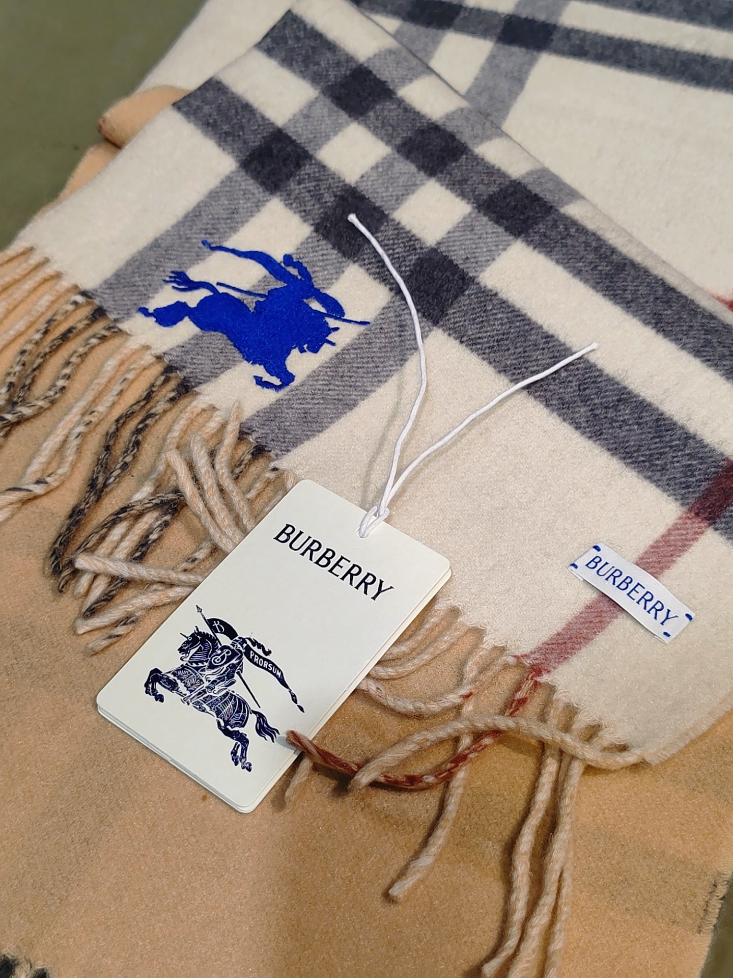 ，Burberry围巾选用双面羊绒面料打造，产自始建于1797年的苏格兰工坊，双面两用款式，一面装饰Bu