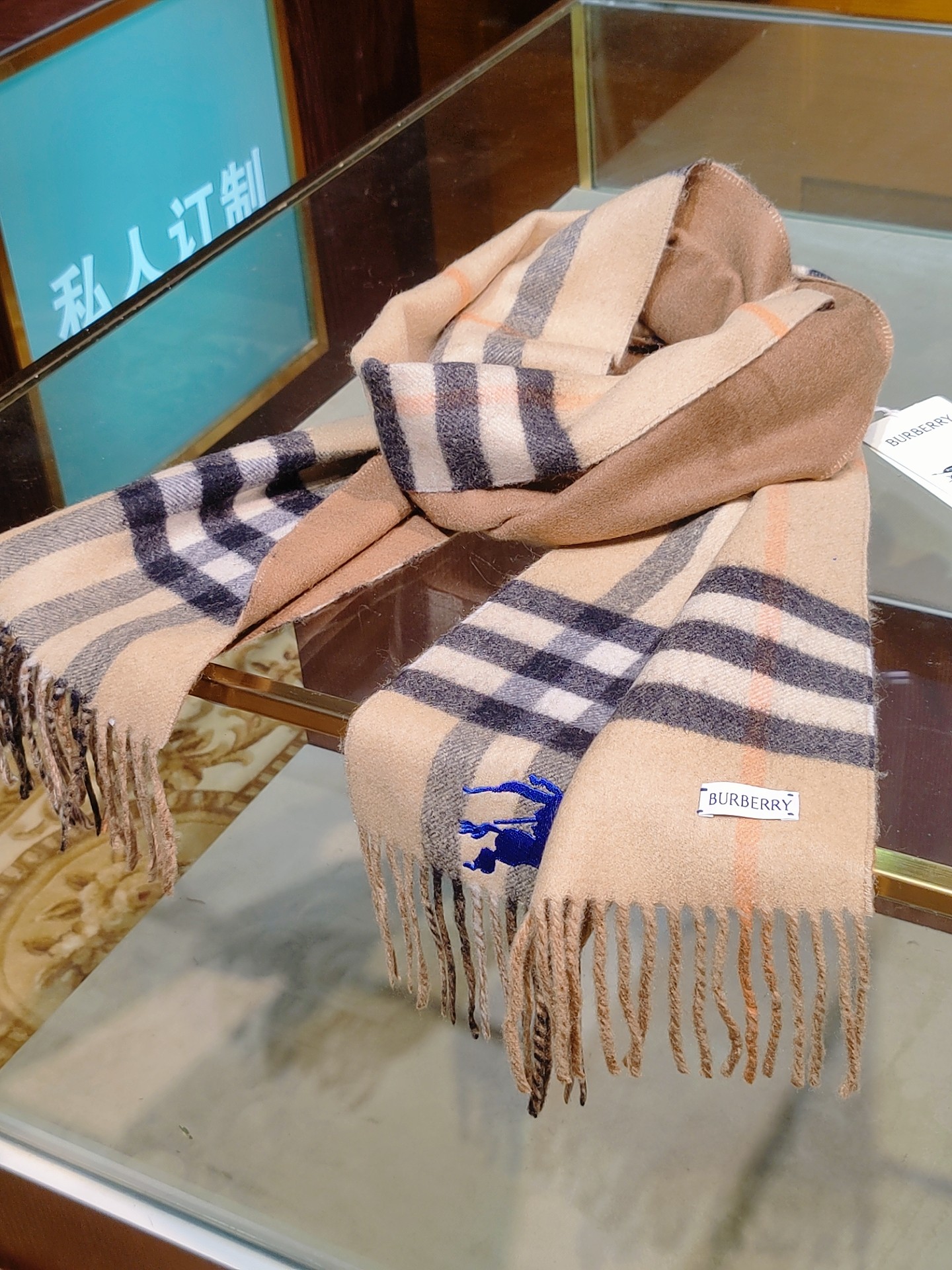 ，Burberry围巾选用双面羊绒面料打造，产自始建于1797年的苏格兰工坊，双面两用款式，一面装饰Bu