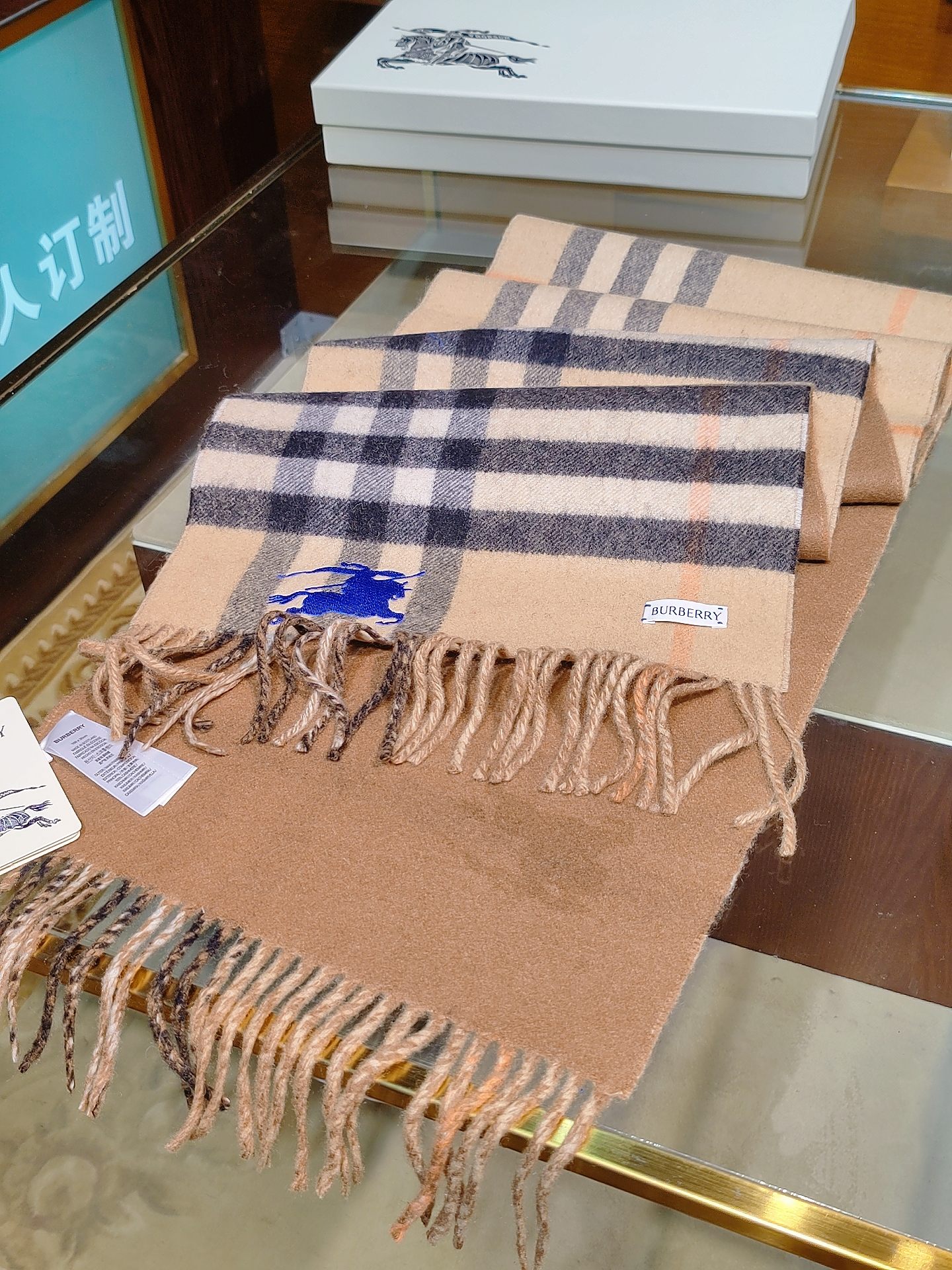 ，Burberry围巾选用双面羊绒面料打造，产自始建于1797年的苏格兰工坊，双面两用款式，一面装饰Bu