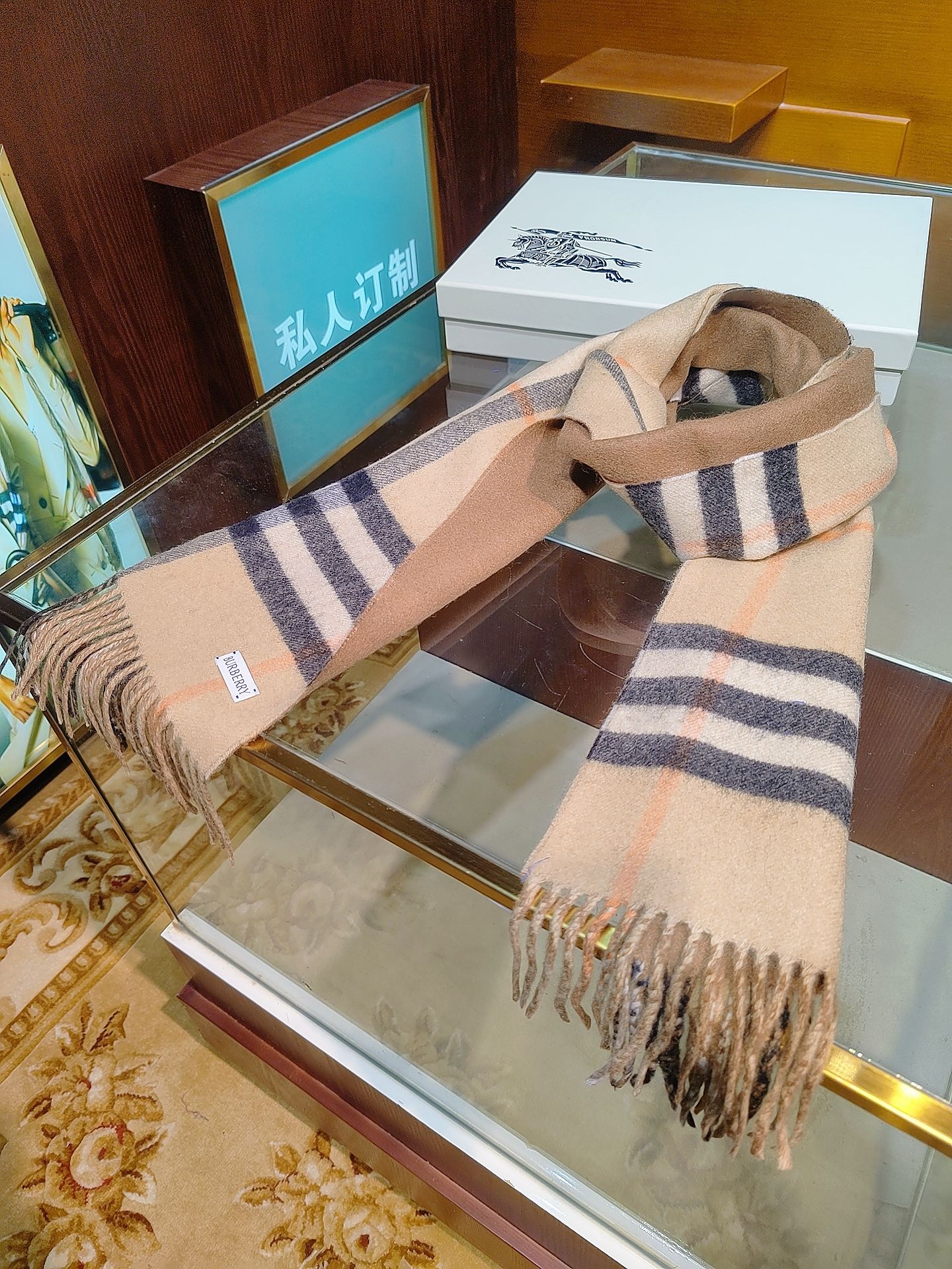 ，Burberry围巾选用双面羊绒面料打造，产自始建于1797年的苏格兰工坊，双面两用款式，一面装饰Bu