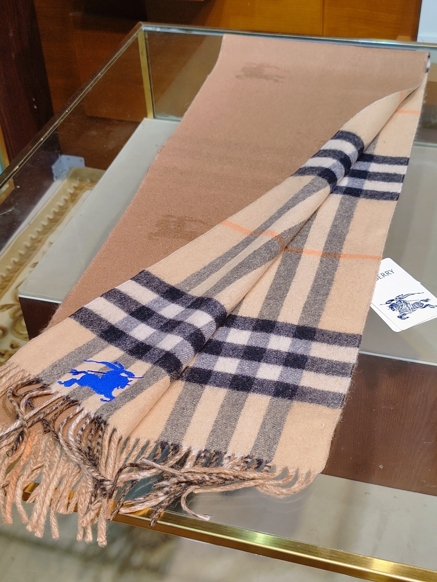 ，Burberry围巾选用双面羊绒面料打造，产自始建于1797年的苏格兰工坊，双面两用款式，一面装饰Bu