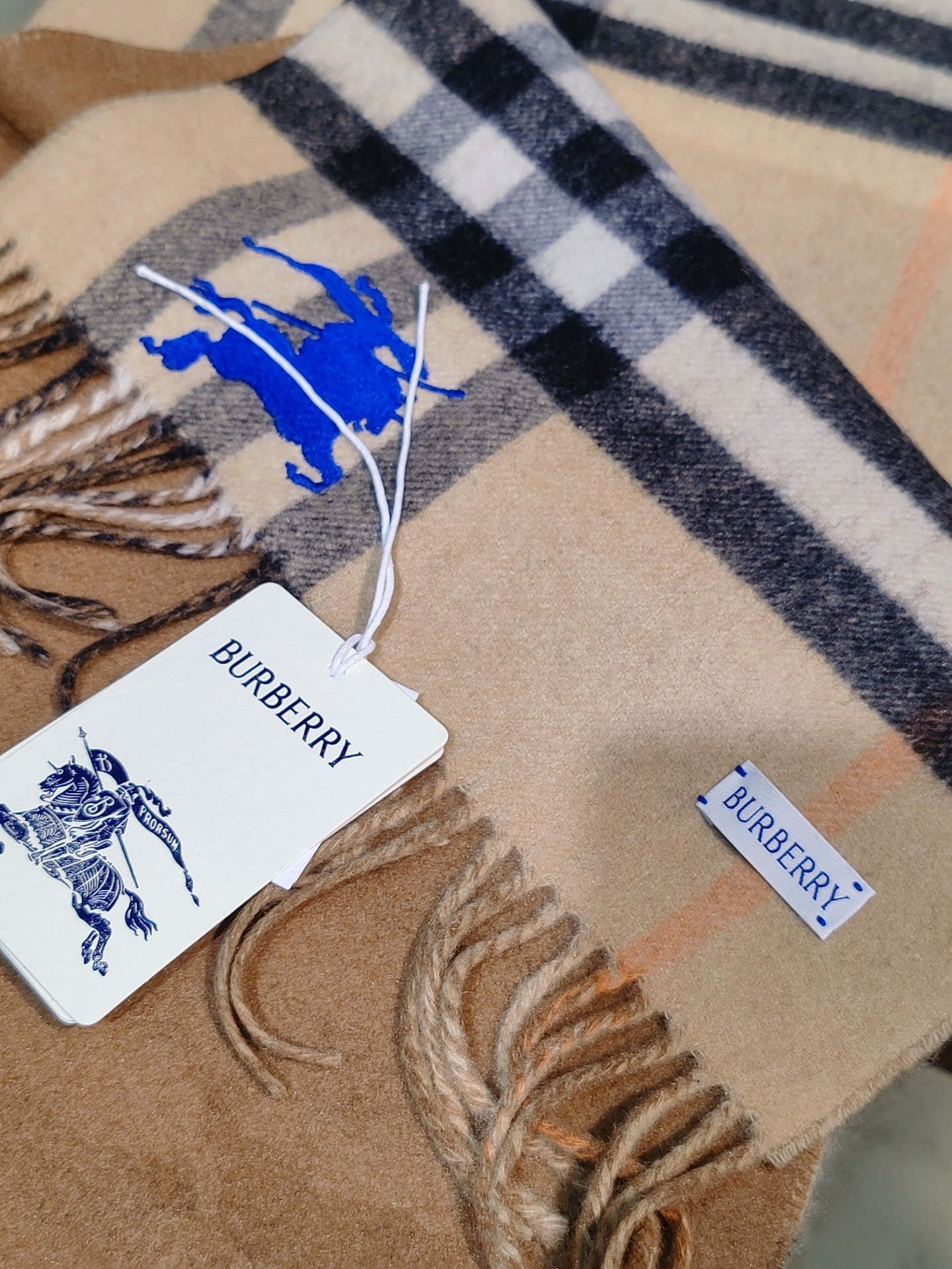 ，Burberry围巾选用双面羊绒面料打造，产自始建于1797年的苏格兰工坊，双面两用款式，一面装饰Bu