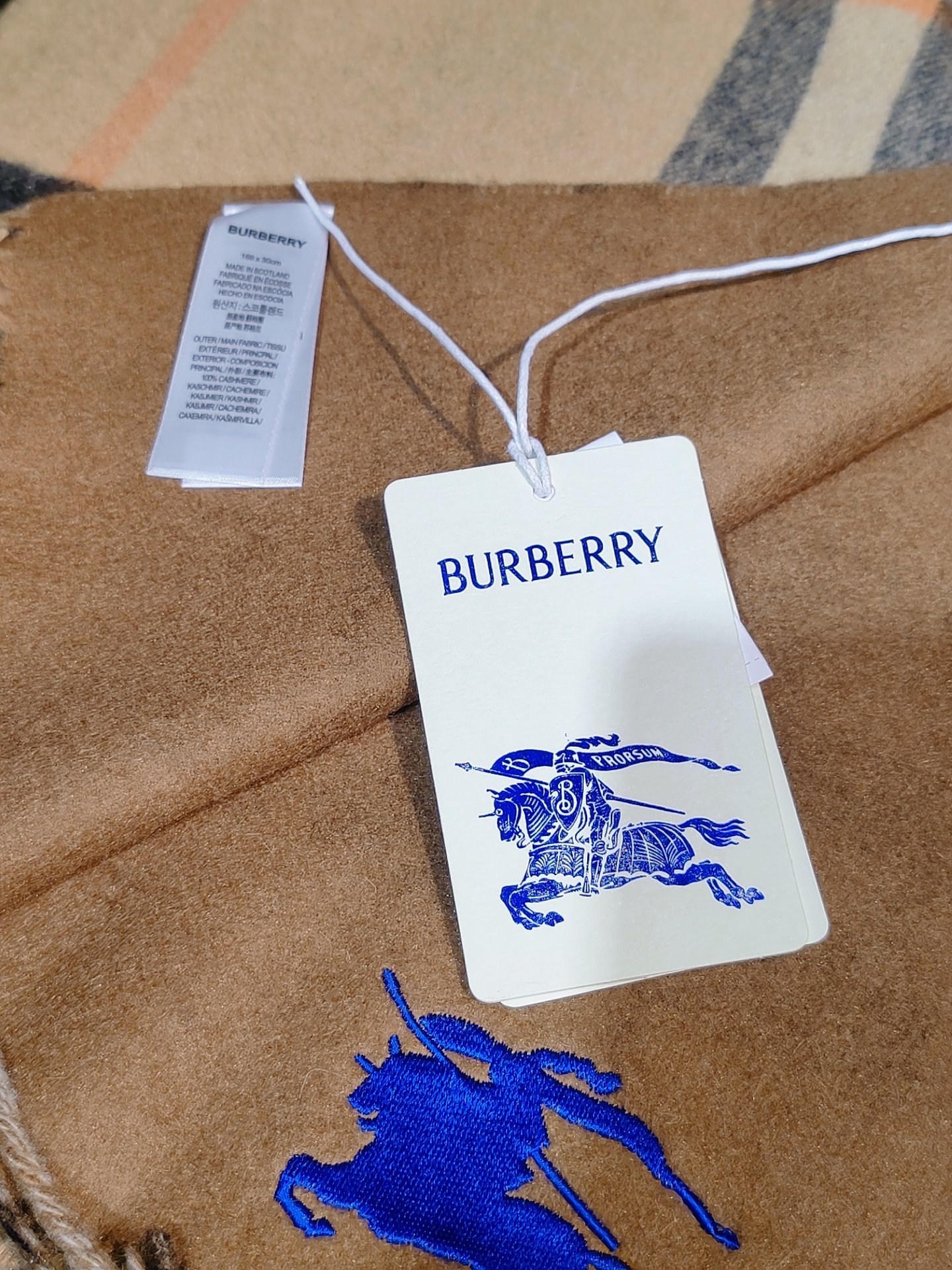 ，Burberry围巾选用双面羊绒面料打造，产自始建于1797年的苏格兰工坊，双面两用款式，一面装饰Bu