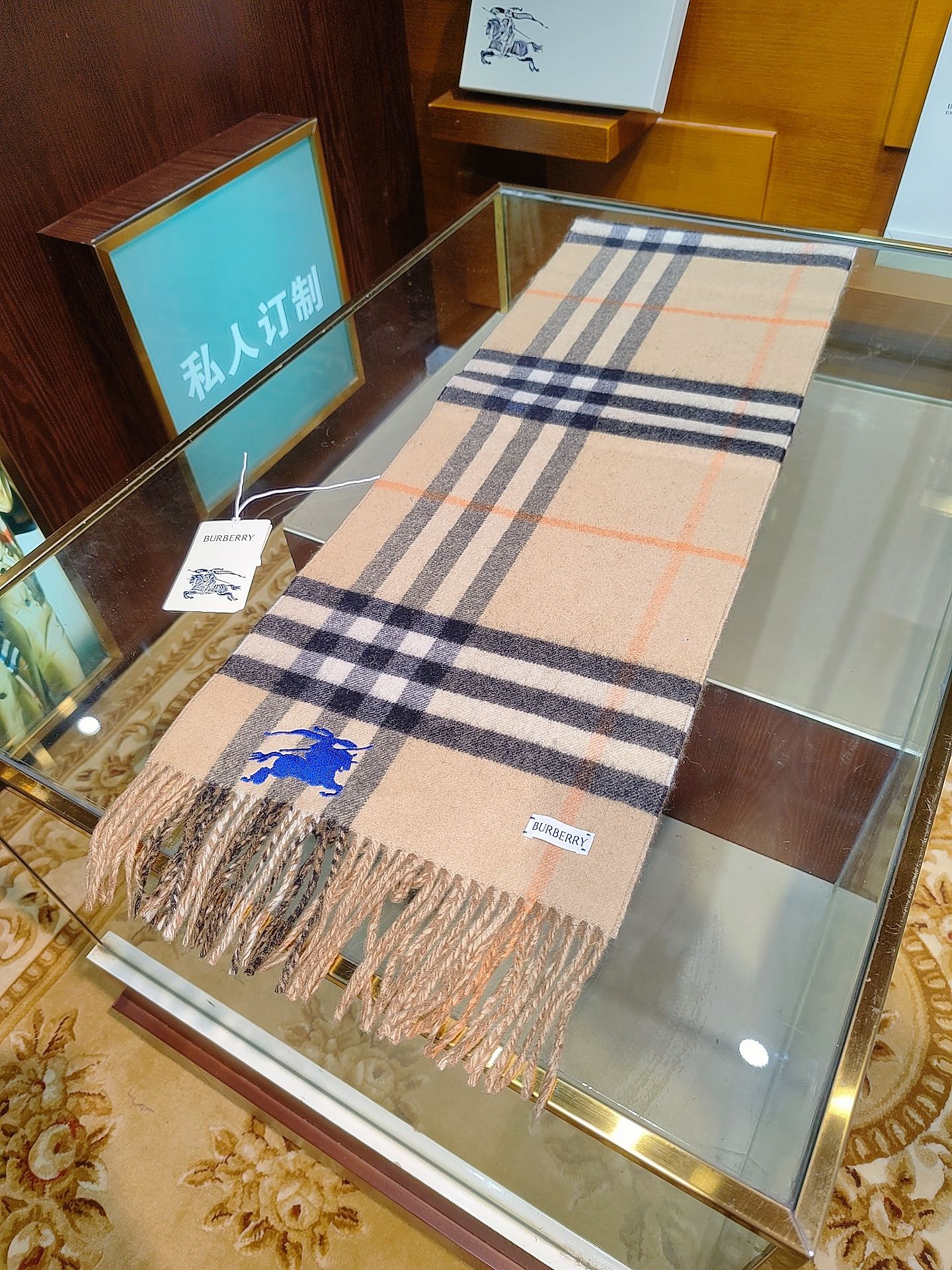 ，Burberry围巾选用双面羊绒面料打造，产自始建于1797年的苏格兰工坊，双面两用款式，一面装饰Bu