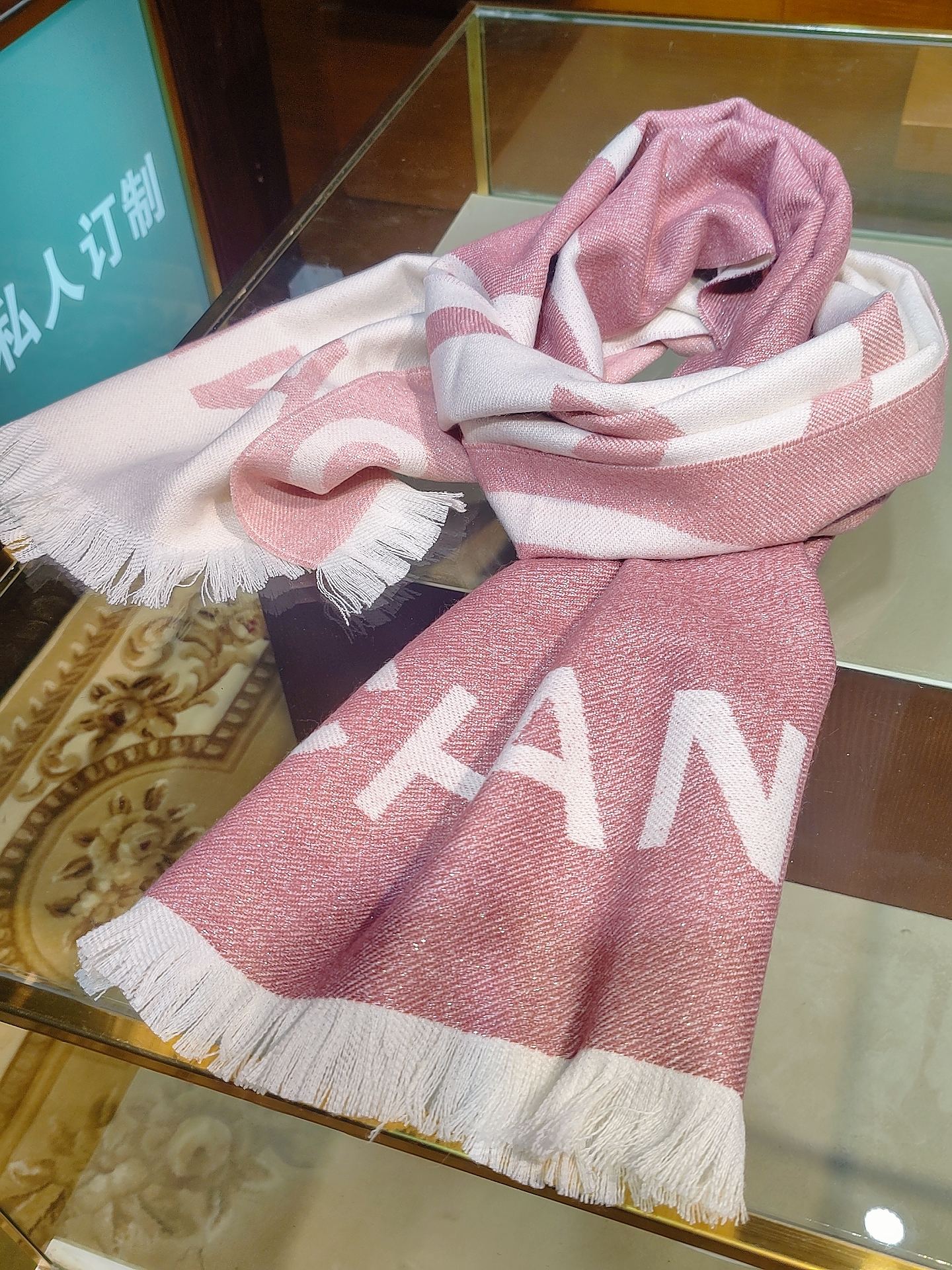 💃🏻💃🏻美翻了💖💖[流泪]【大双C LOGO披肩】御用殿堂级极品小香‼️新款专柜在售 上身才会知道她的美