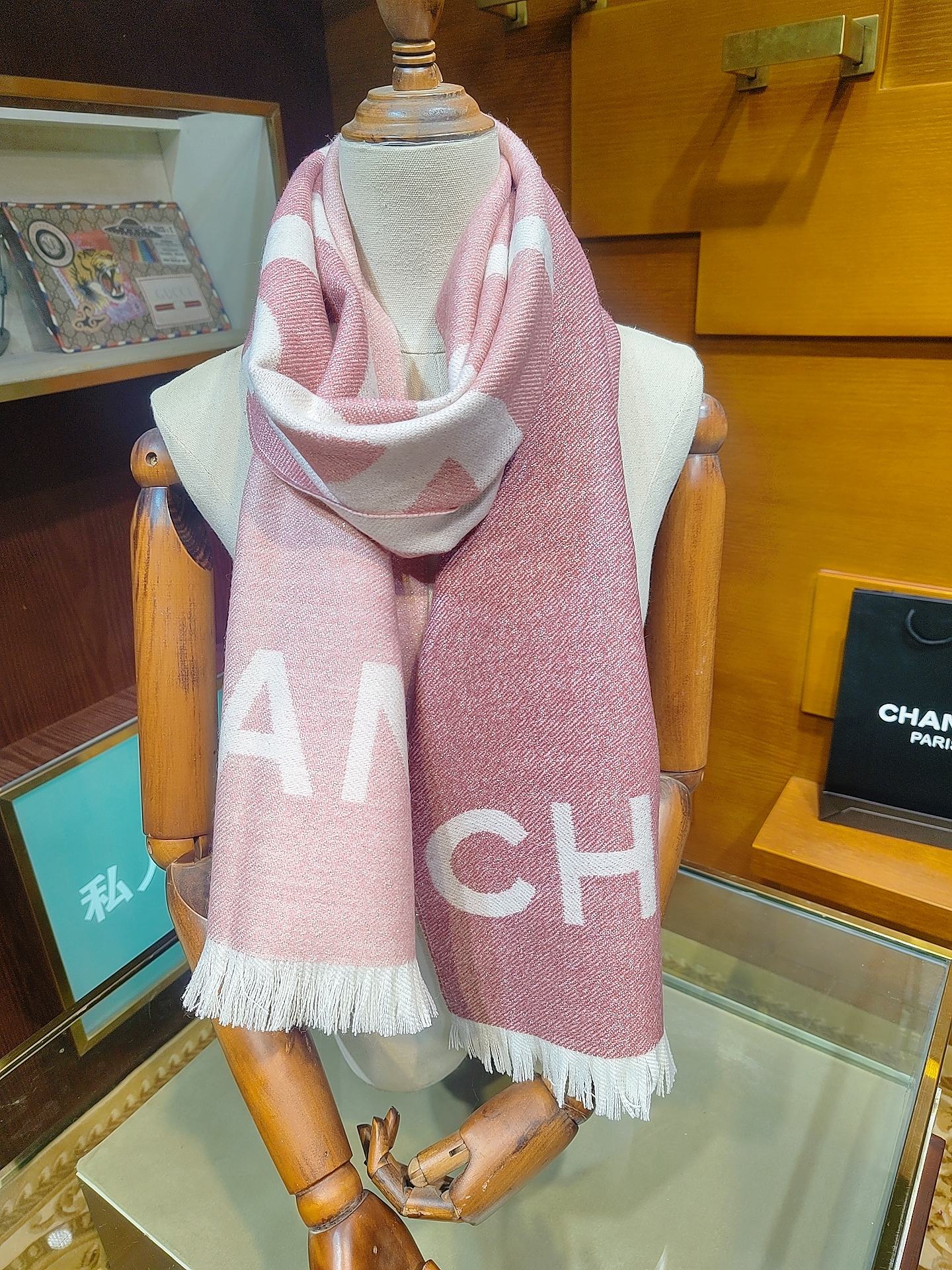 💃🏻💃🏻美翻了💖💖[流泪]【大双C LOGO披肩】御用殿堂级极品小香‼️新款专柜在售 上身才会知道她的美