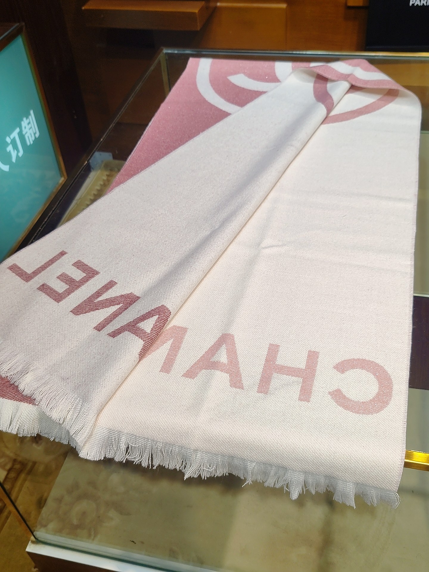 💃🏻💃🏻美翻了💖💖[流泪]【大双C LOGO披肩】御用殿堂级极品小香‼️新款专柜在售 上身才会知道她的美