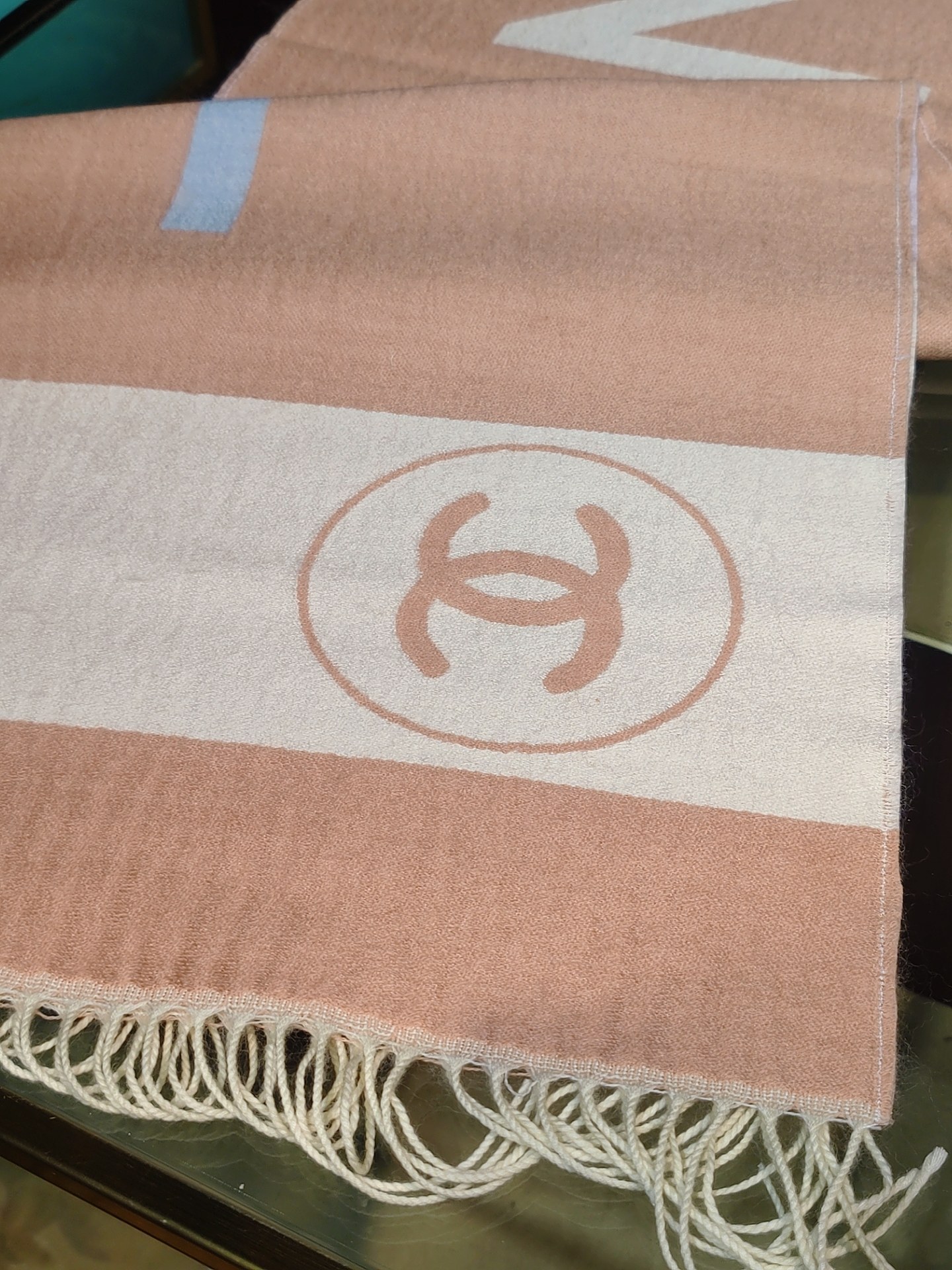 ，香奈兒新品圍巾，這條必須推雖然是25C吊牌，但25。開始之後這條才進櫃有多種顏色可挑首推粉色這條，實在