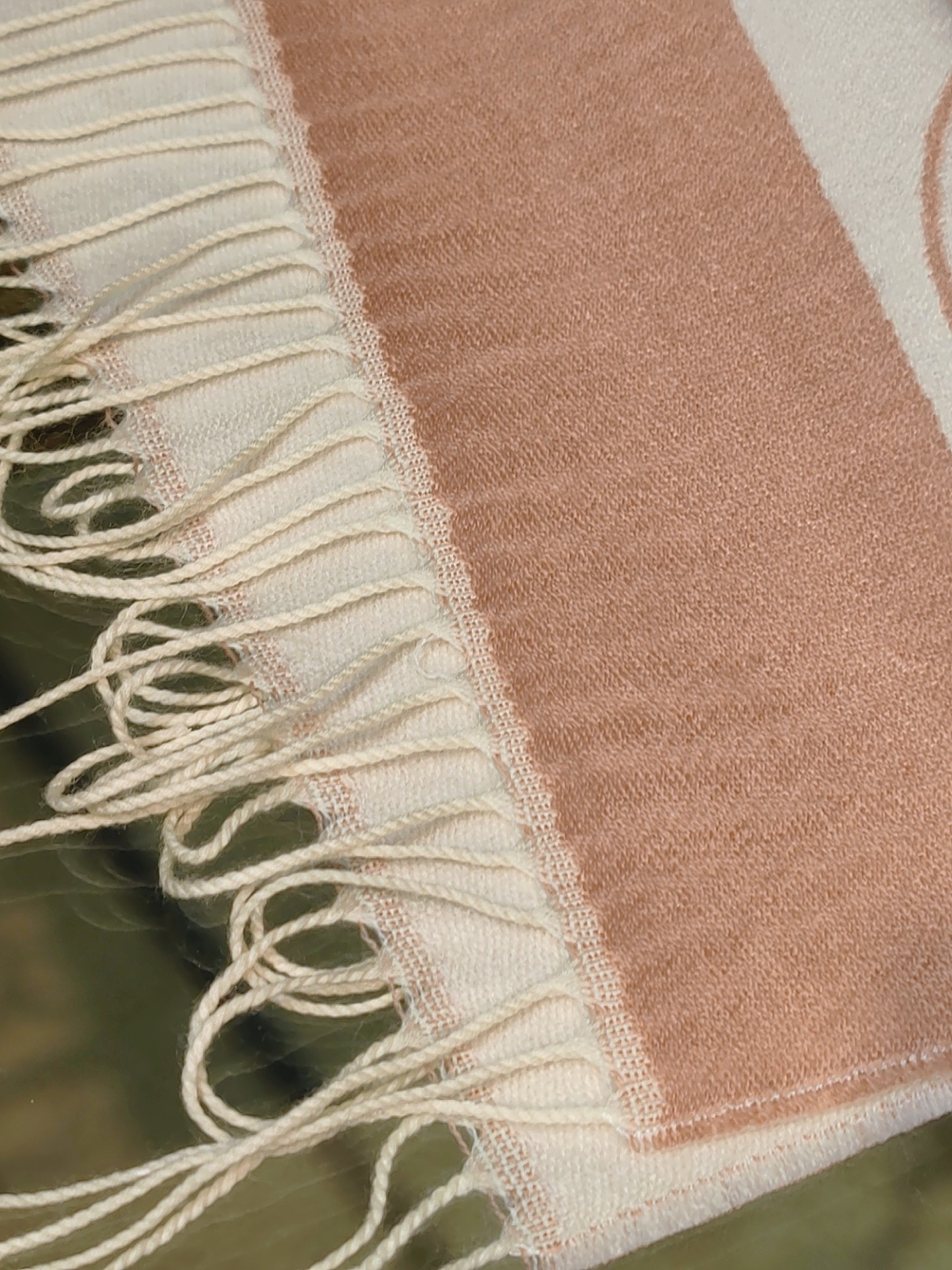 ，香奈兒新品圍巾，這條必須推雖然是25C吊牌，但25。開始之後這條才進櫃有多種顏色可挑首推粉色這條，實在