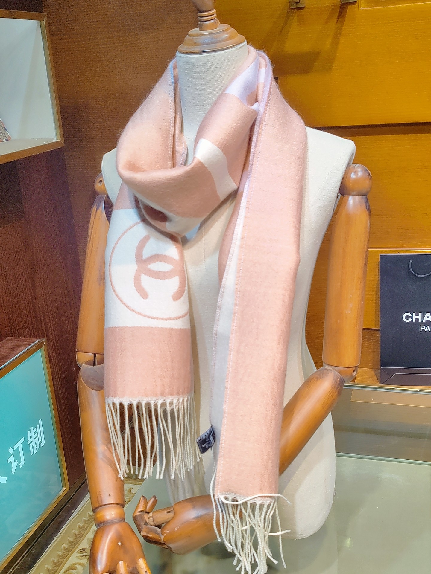 ，香奈兒新品圍巾，這條必須推雖然是25C吊牌，但25。開始之後這條才進櫃有多種顏色可挑首推粉色這條，實在