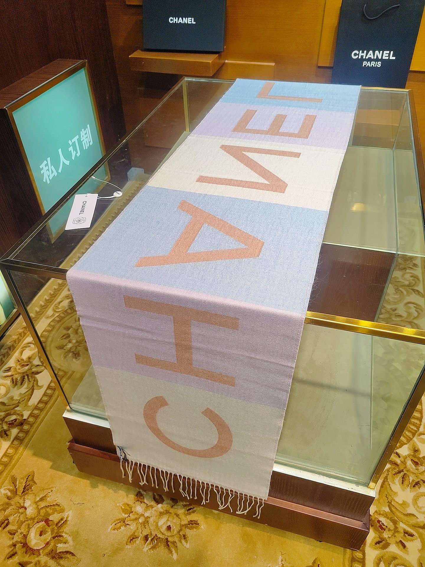 ，香奈兒新品圍巾，這條必須推雖然是25C吊牌，但25。開始之後這條才進櫃有多種顏色可挑首推粉色這條，實在