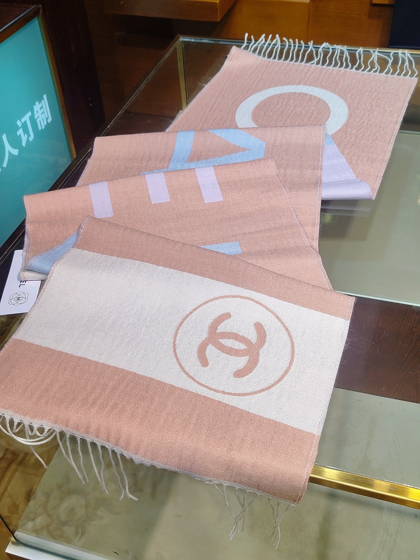 ，香奈兒新品圍巾，這條必須推雖然是25C吊牌，但25。開始之後這條才進櫃有多種顏色可挑首推粉色這條，實在