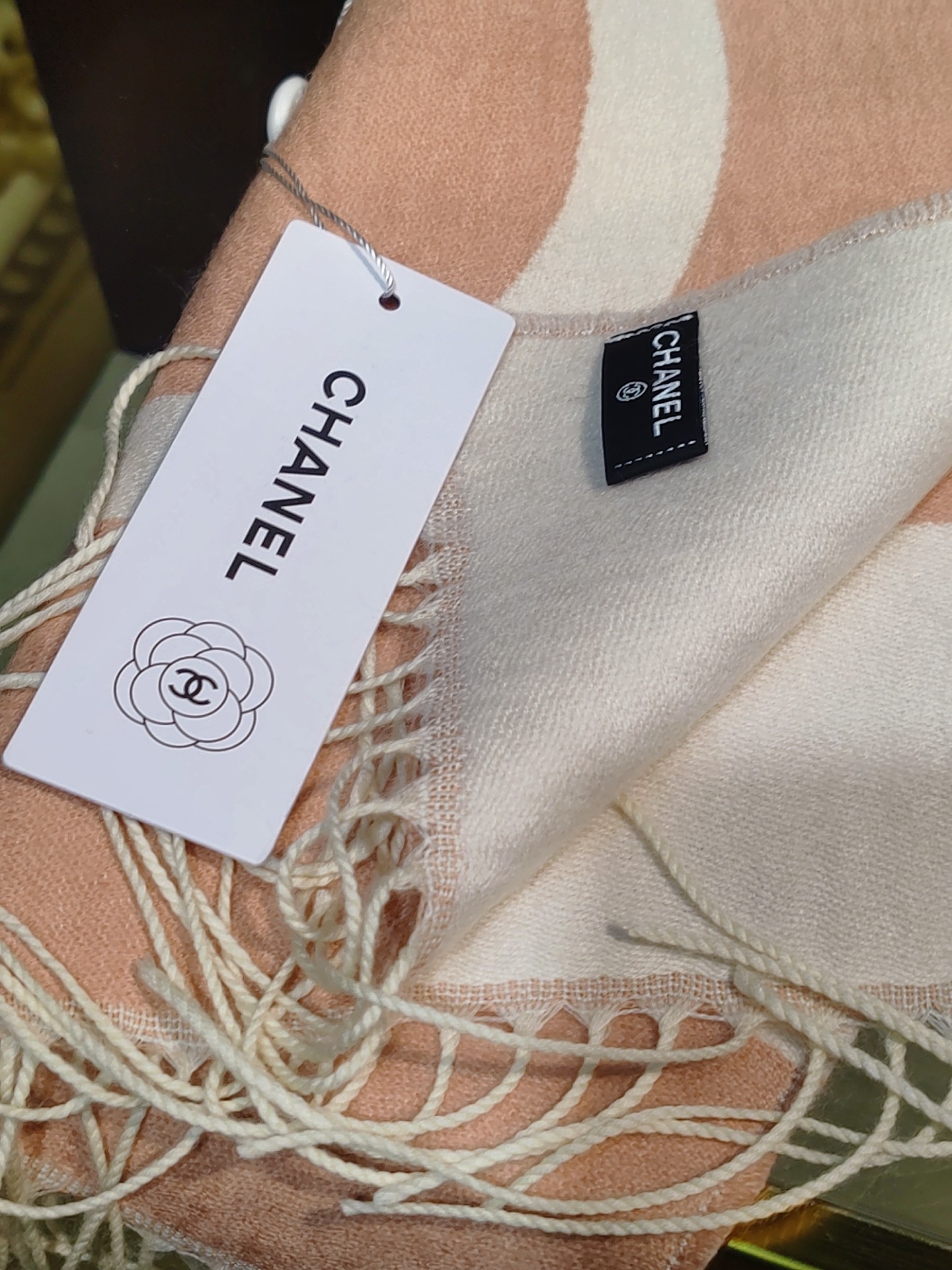 ，香奈兒新品圍巾，這條必須推雖然是25C吊牌，但25。開始之後這條才進櫃有多種顏色可挑首推粉色這條，實在