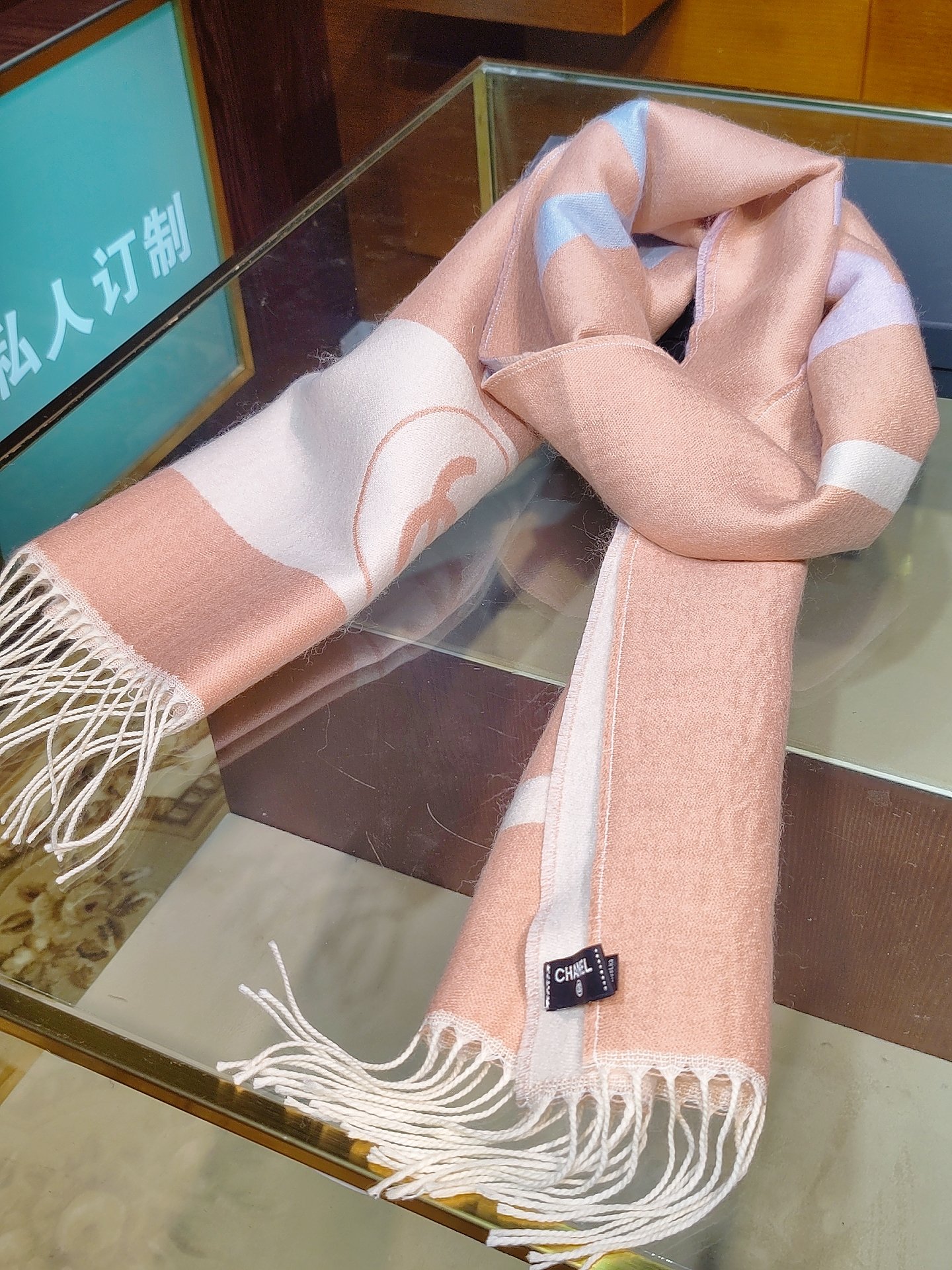 ，香奈兒新品圍巾，這條必須推雖然是25C吊牌，但25。開始之後這條才進櫃有多種顏色可挑首推粉色這條，實在