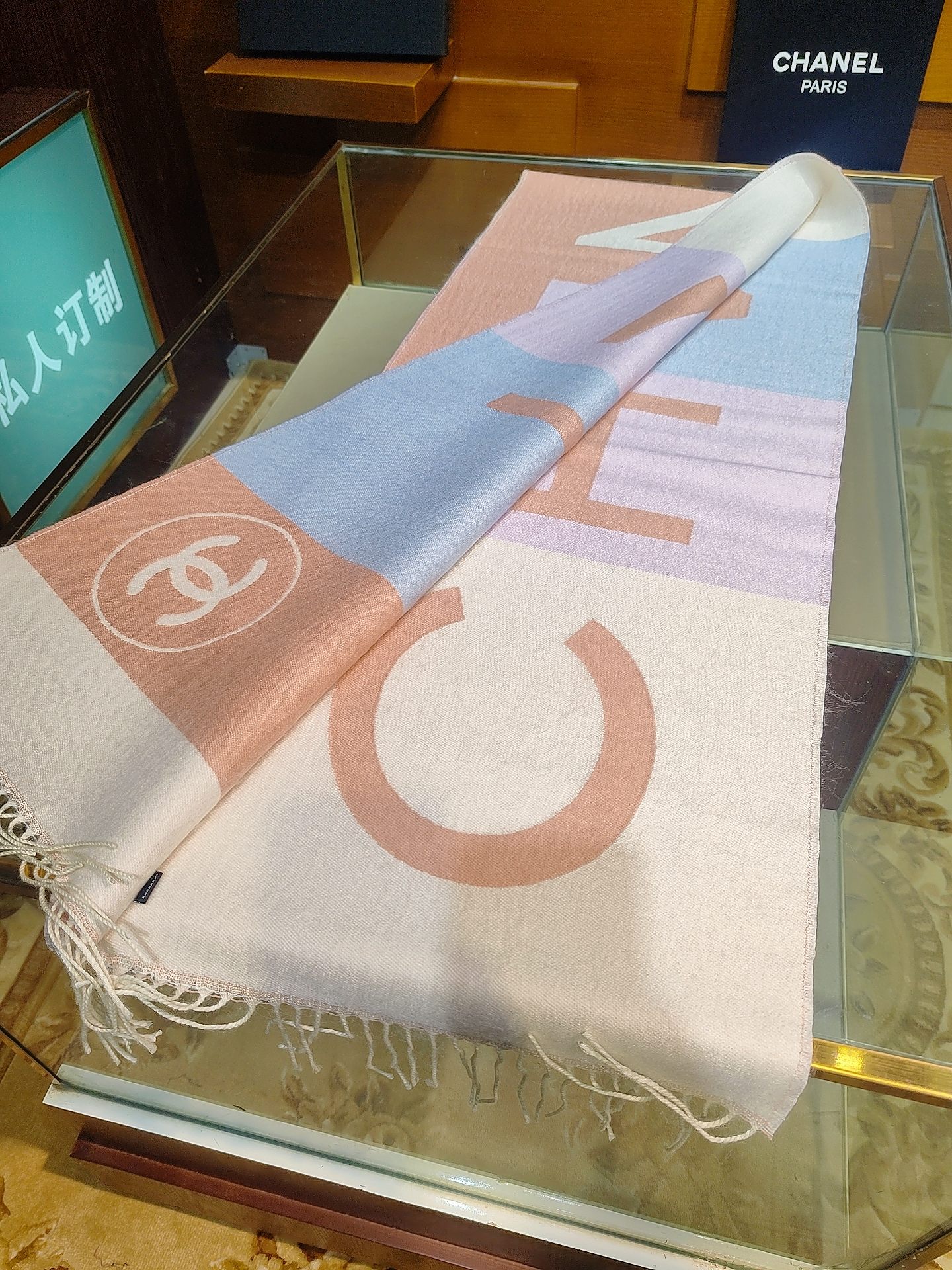 ，香奈兒新品圍巾，這條必須推雖然是25C吊牌，但25。開始之後這條才進櫃有多種顏色可挑首推粉色這條，實在