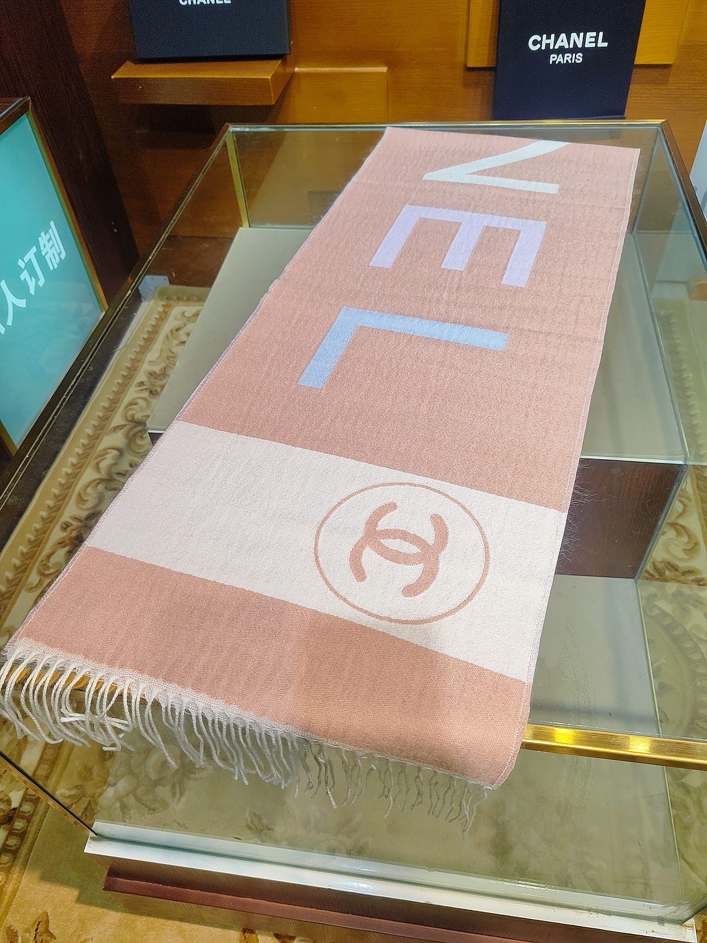 ，香奈兒新品圍巾，這條必須推雖然是25C吊牌，但25。開始之後這條才進櫃有多種顏色可挑首推粉色這條，實在