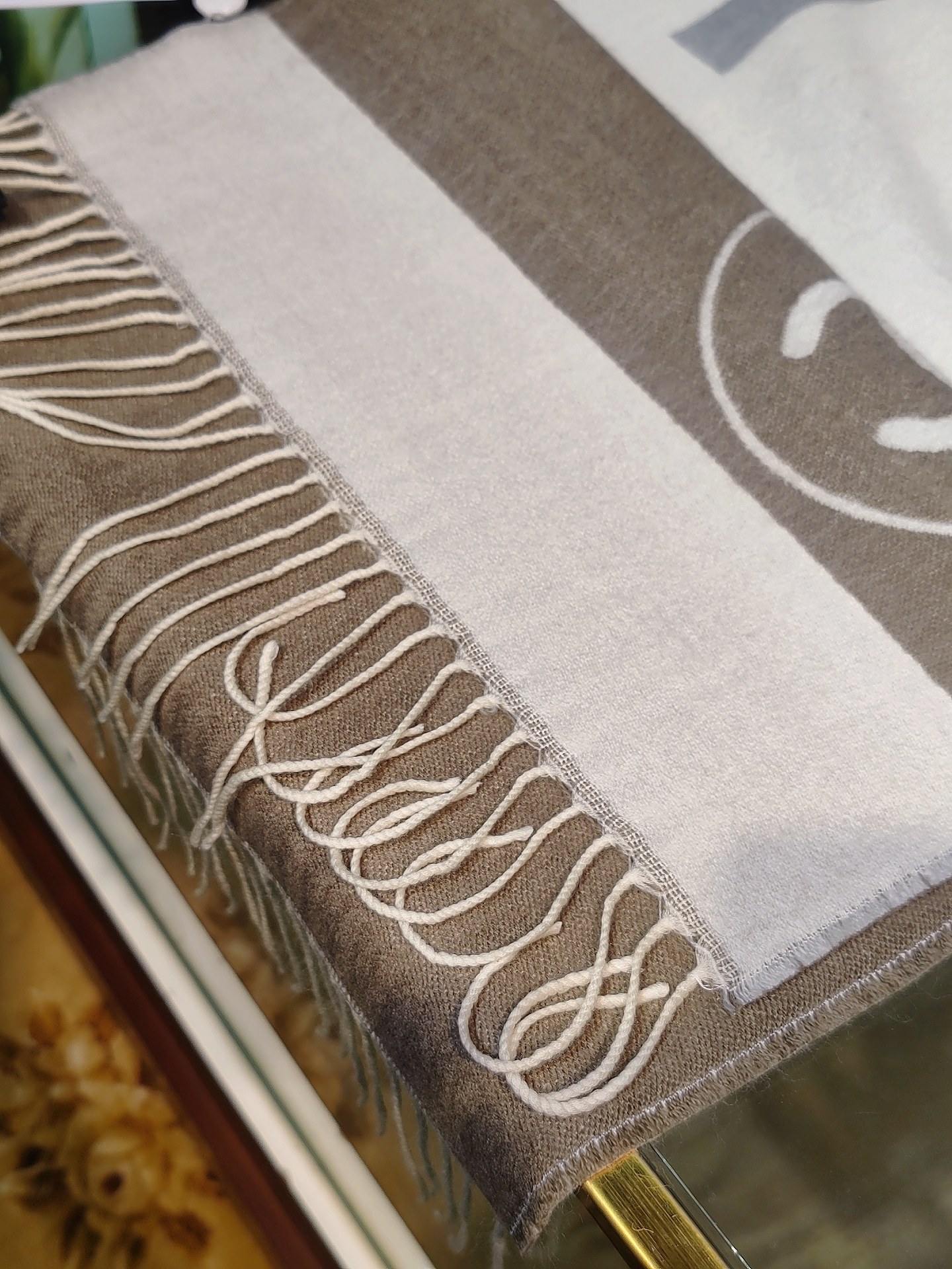 ，香奈兒新品圍巾，這條必須推雖然是25C吊牌，但25。開始之後這條才進櫃有多種顏色可挑首推粉色這條，實在