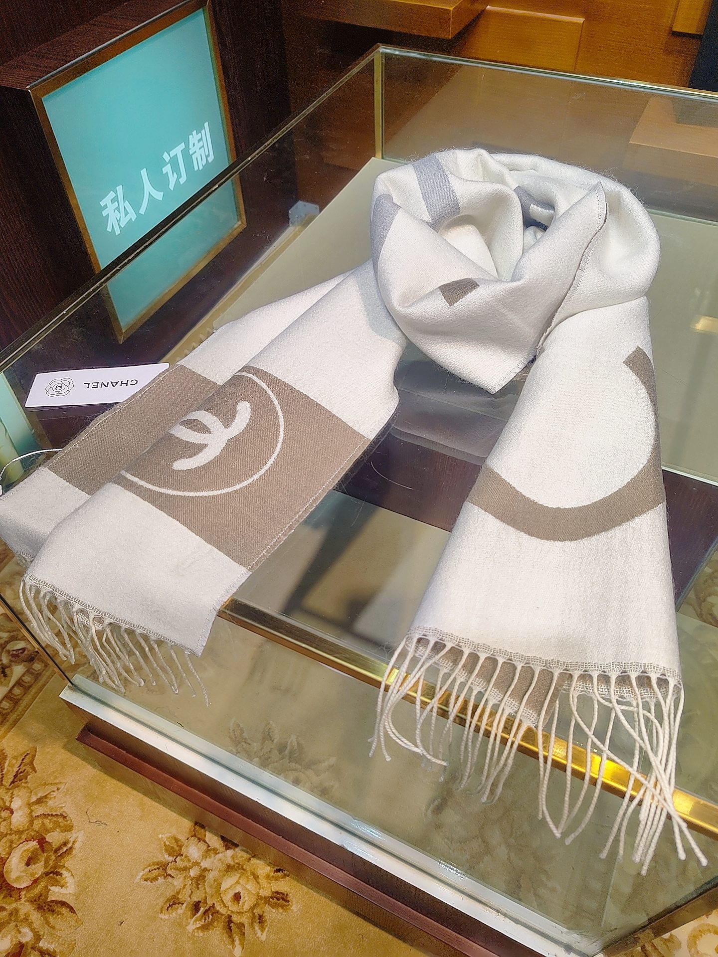 ，香奈兒新品圍巾，這條必須推雖然是25C吊牌，但25。開始之後這條才進櫃有多種顏色可挑首推粉色這條，實在