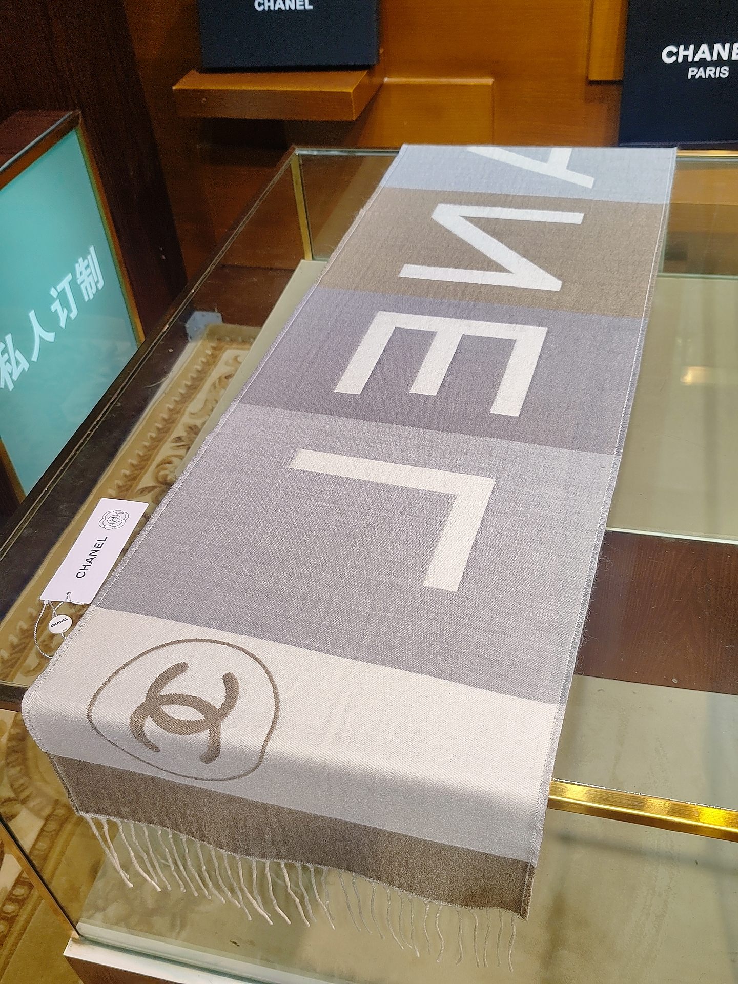 ，香奈兒新品圍巾，這條必須推雖然是25C吊牌，但25。開始之後這條才進櫃有多種顏色可挑首推粉色這條，實在