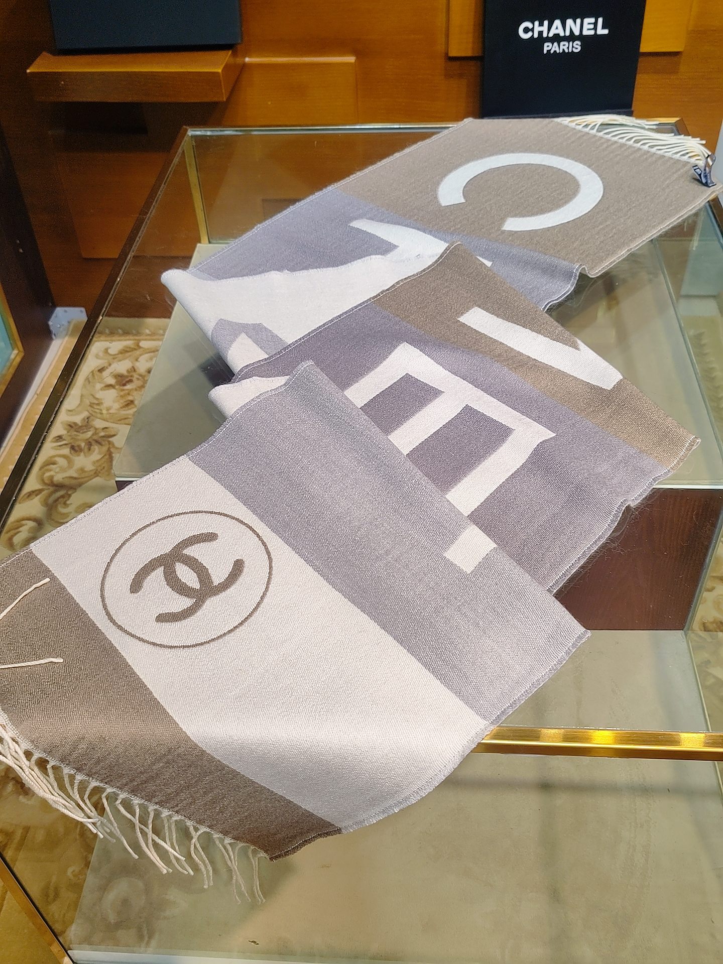 ，香奈兒新品圍巾，這條必須推雖然是25C吊牌，但25。開始之後這條才進櫃有多種顏色可挑首推粉色這條，實在