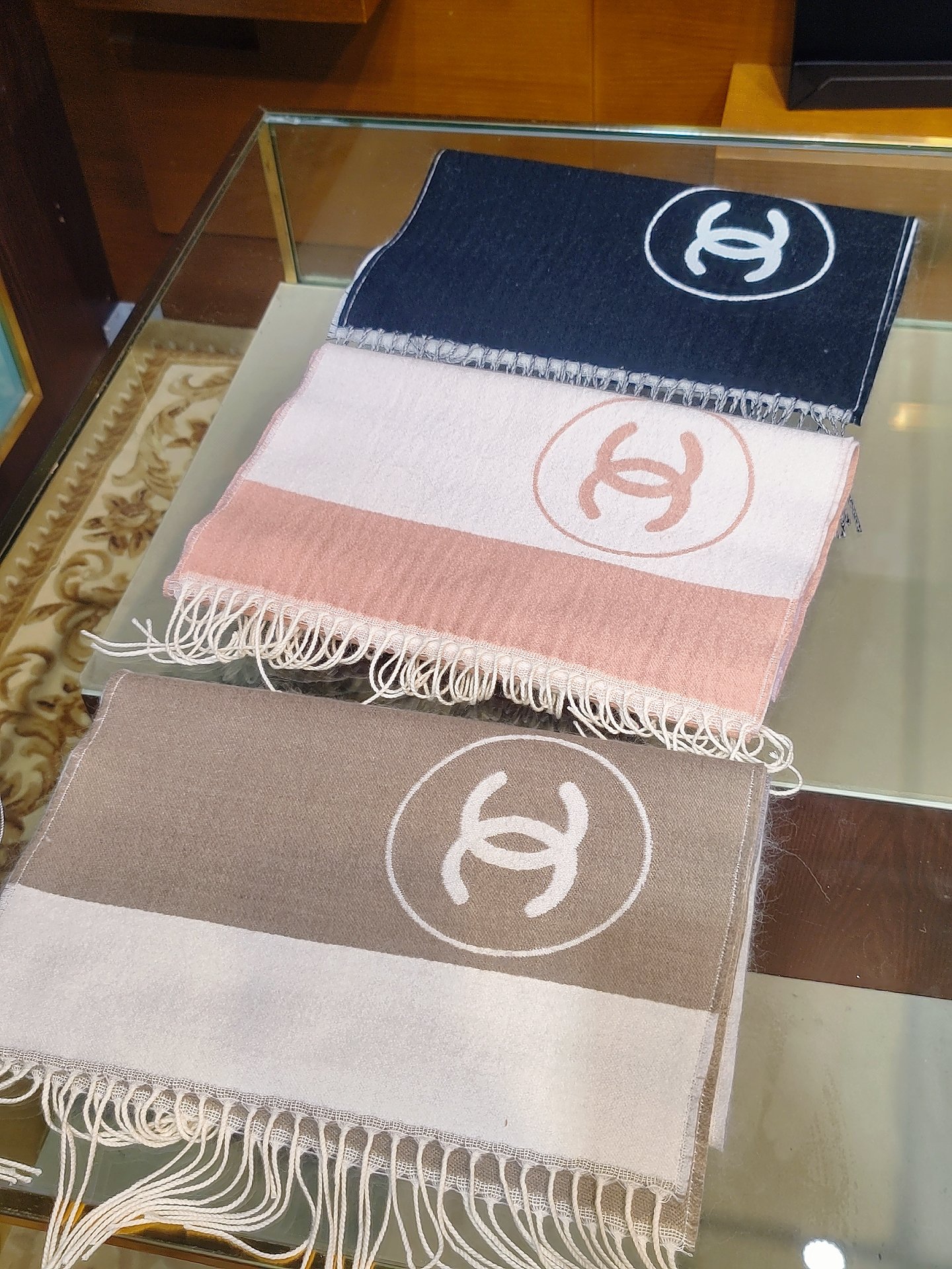 ，香奈兒新品圍巾，這條必須推雖然是25C吊牌，但25。開始之後這條才進櫃有多種顏色可挑首推粉色這條，實在