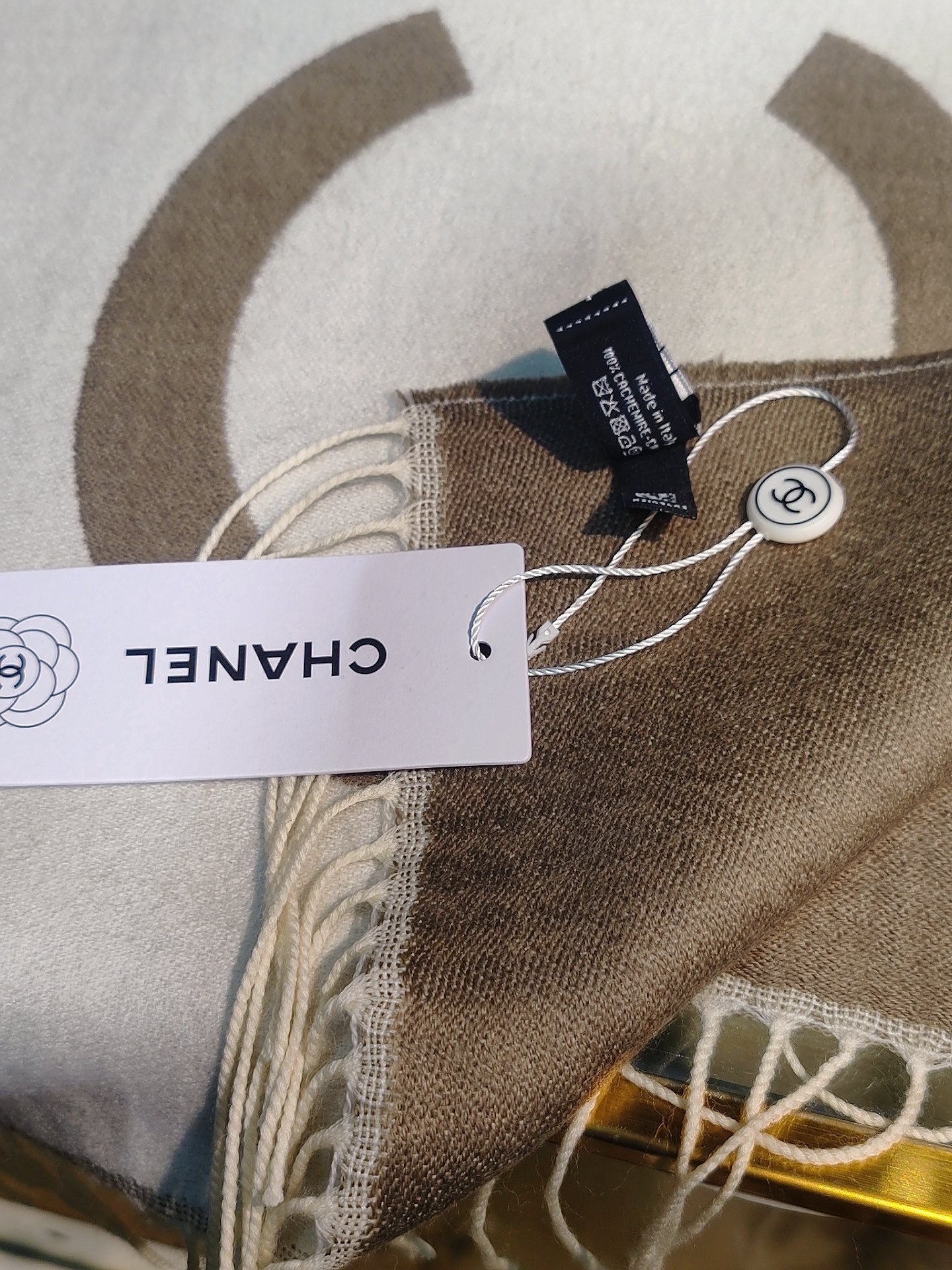 ，香奈兒新品圍巾，這條必須推雖然是25C吊牌，但25。開始之後這條才進櫃有多種顏色可挑首推粉色這條，實在