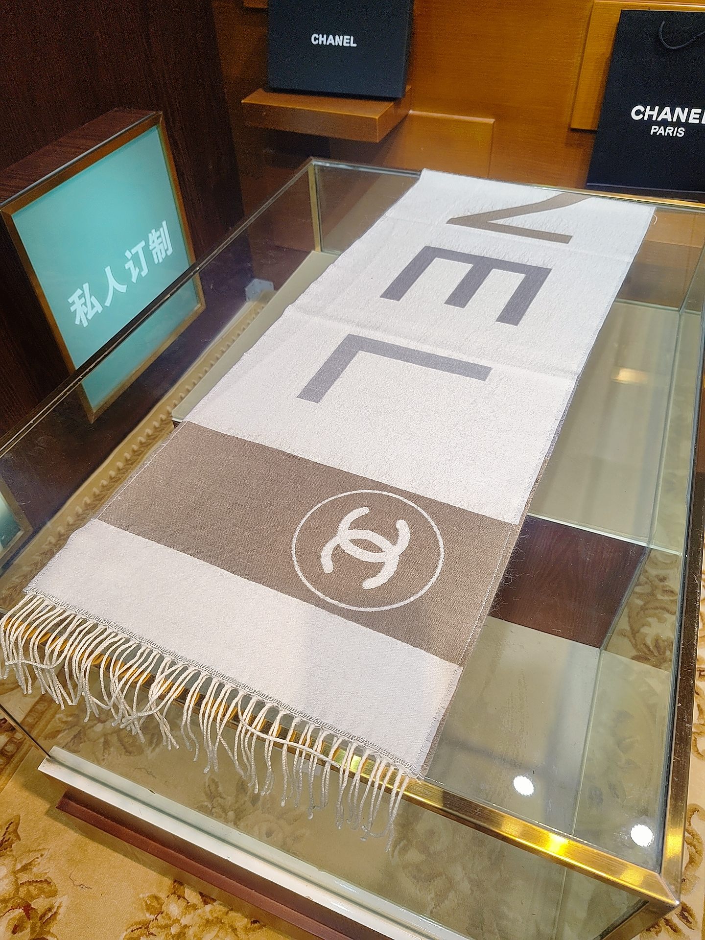 ，香奈兒新品圍巾，這條必須推雖然是25C吊牌，但25。開始之後這條才進櫃有多種顏色可挑首推粉色這條，實在