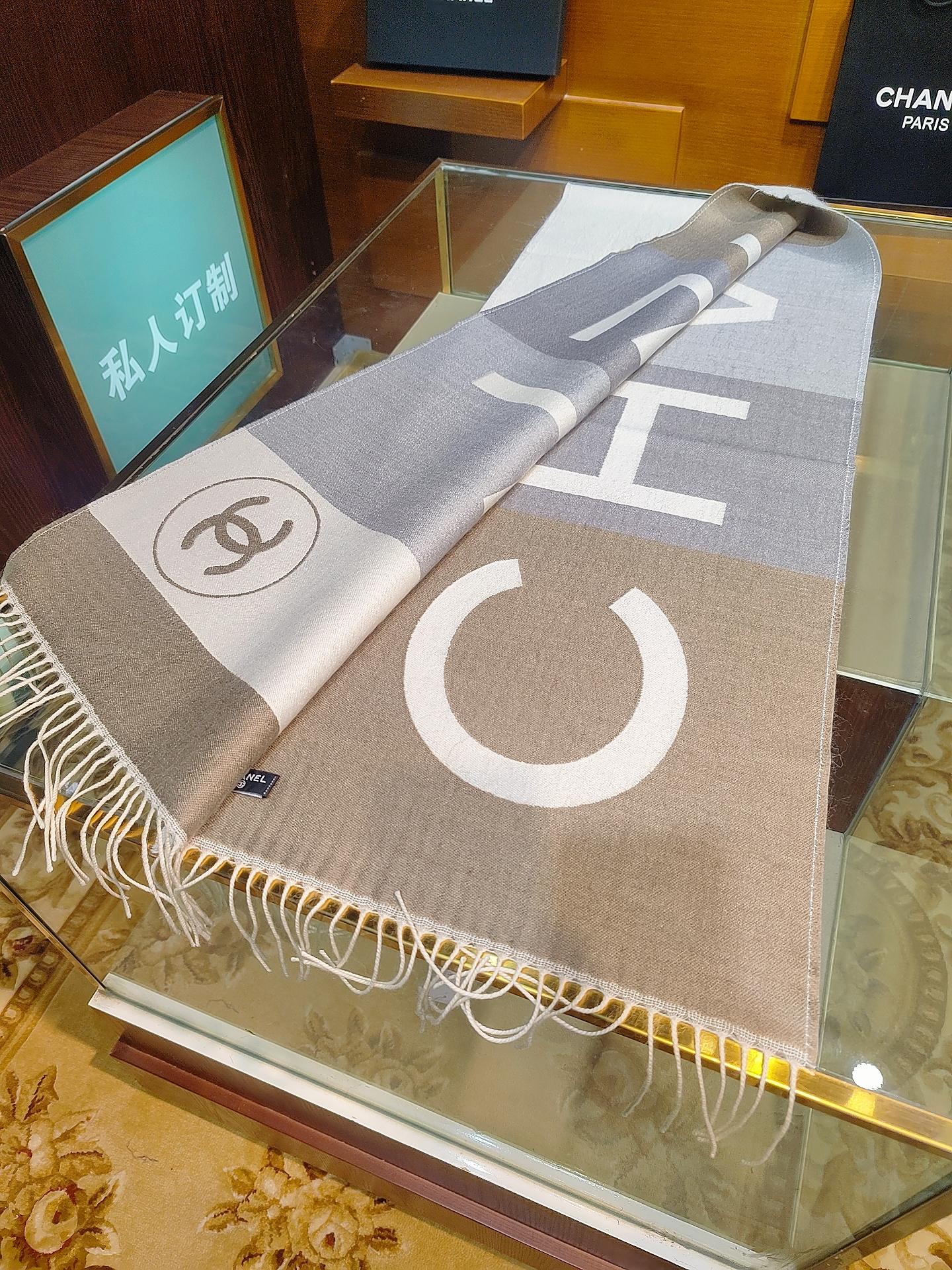 ，香奈兒新品圍巾，這條必須推雖然是25C吊牌，但25。開始之後這條才進櫃有多種顏色可挑首推粉色這條，實在