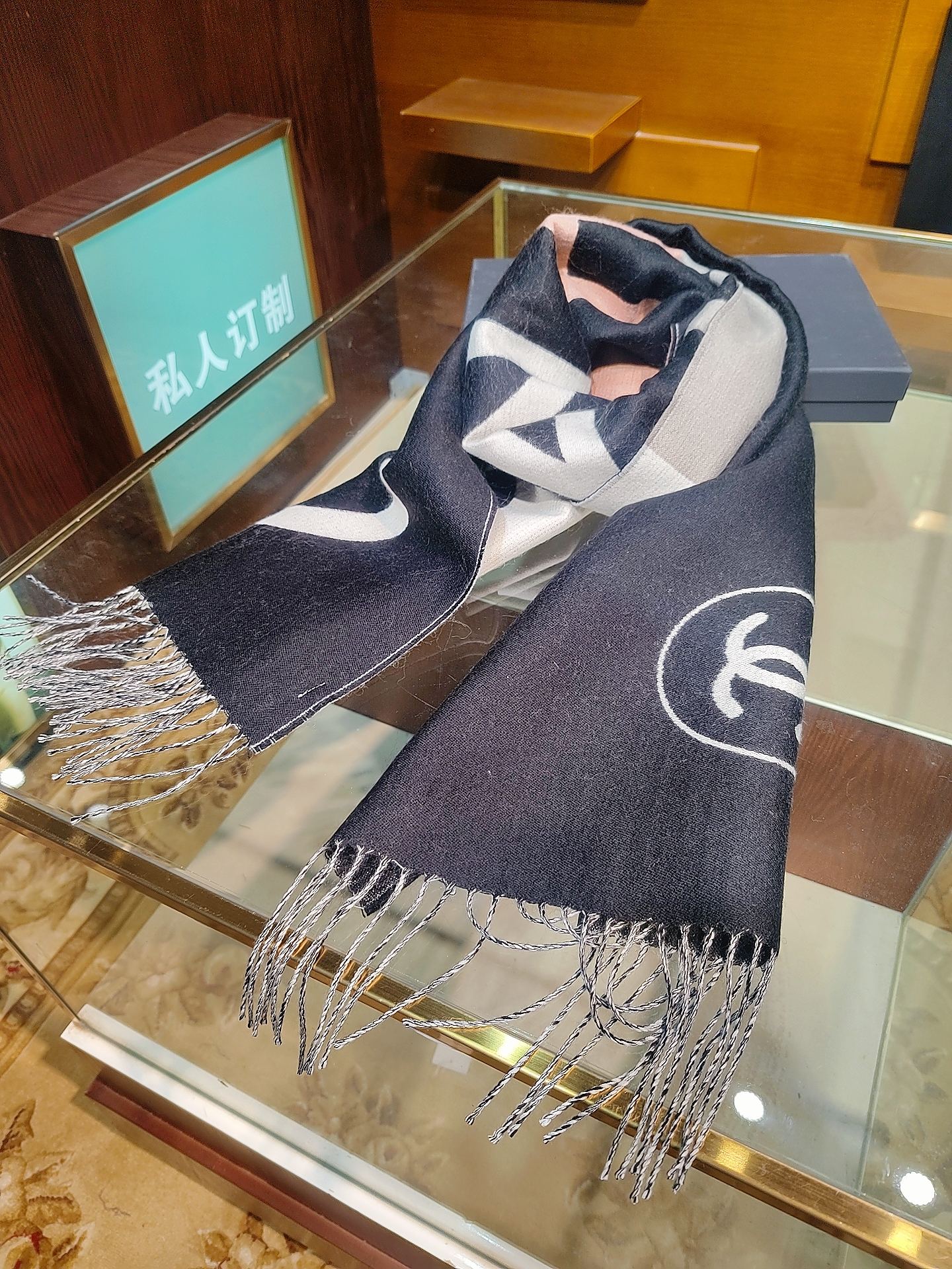 ，香奈兒新品圍巾，這條必須推雖然是25C吊牌，但25。開始之後這條才進櫃有多種顏色可挑首推粉色這條，實在