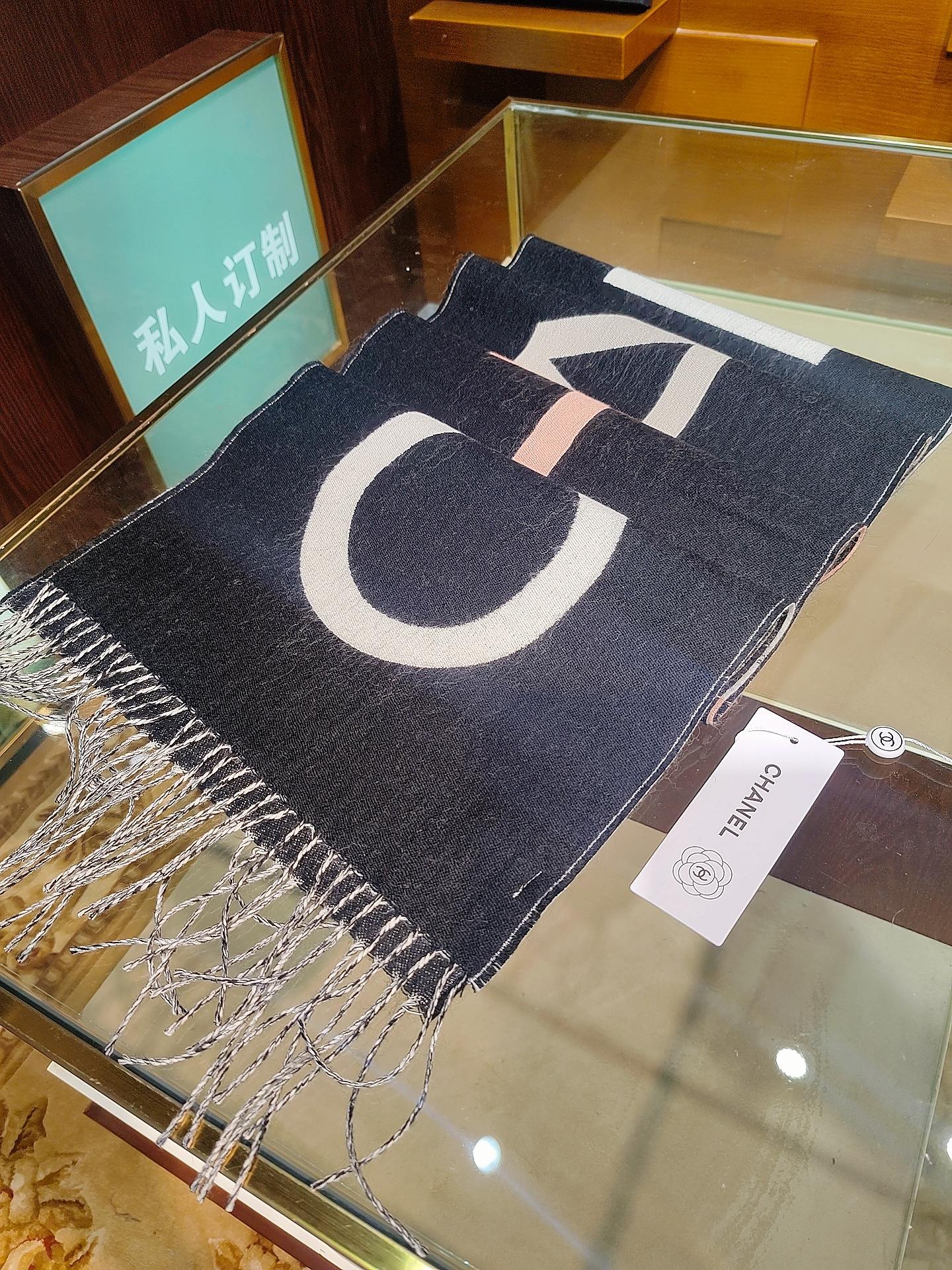 ，香奈兒新品圍巾，這條必須推雖然是25C吊牌，但25。開始之後這條才進櫃有多種顏色可挑首推粉色這條，實在