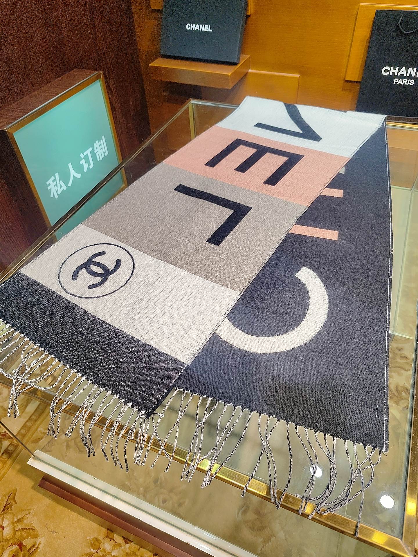 ，香奈兒新品圍巾，這條必須推雖然是25C吊牌，但25。開始之後這條才進櫃有多種顏色可挑首推粉色這條，實在
